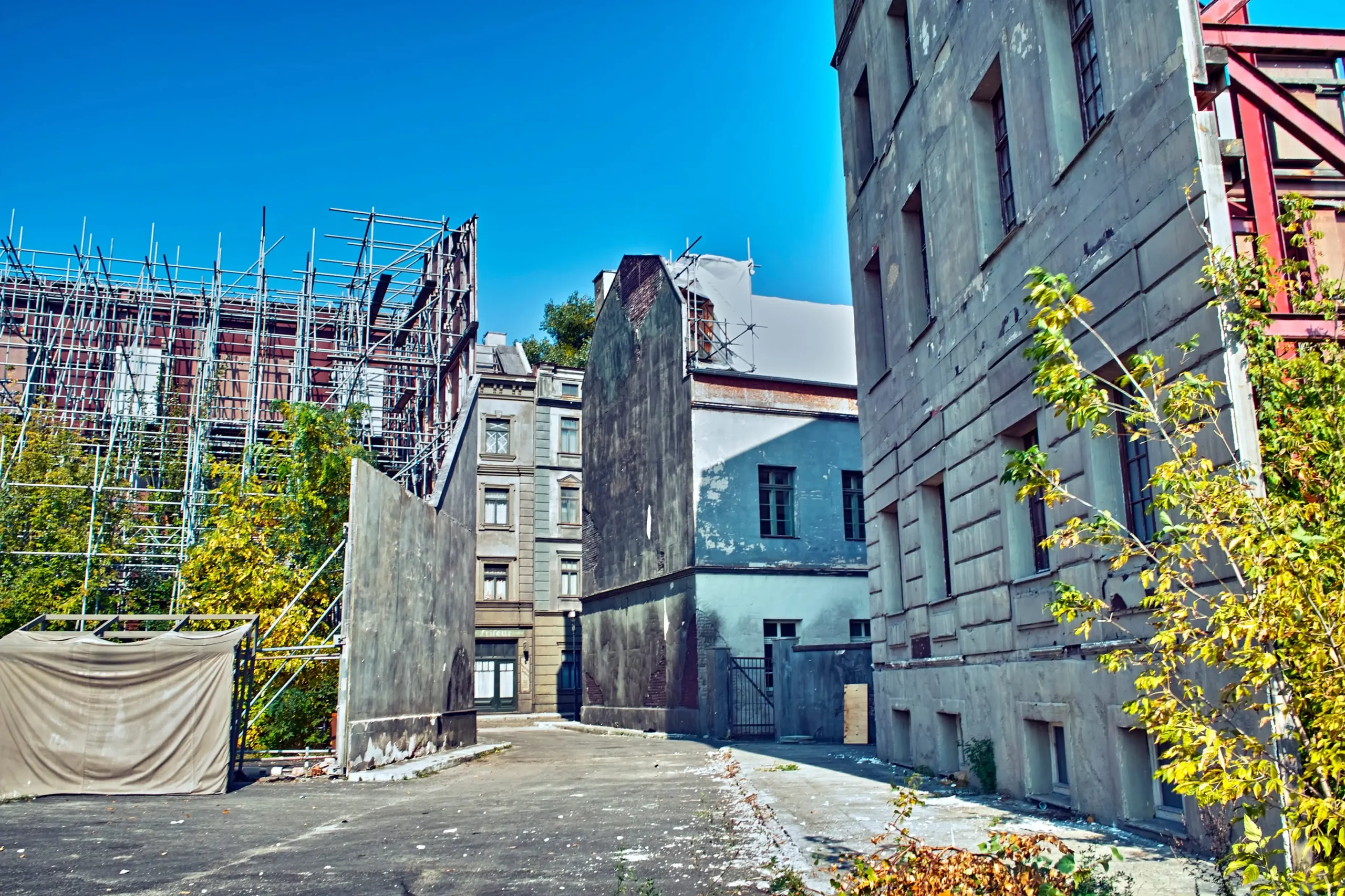 Freiluftkulisse einer Straße in Deutschland in der ersten Hälfte des 20. Jahrhunderts im Filmstudio Babelsberg