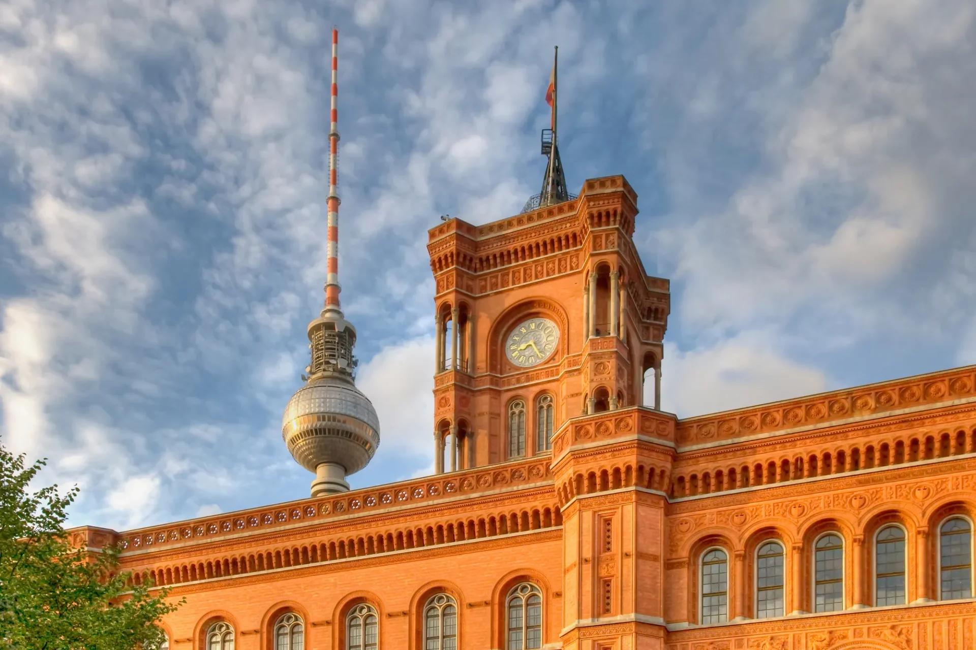 Babylon Berlin Drehorte: Rotes Rathaus am Alexanderplatz (mit Fernsehturm im Hintergrund)