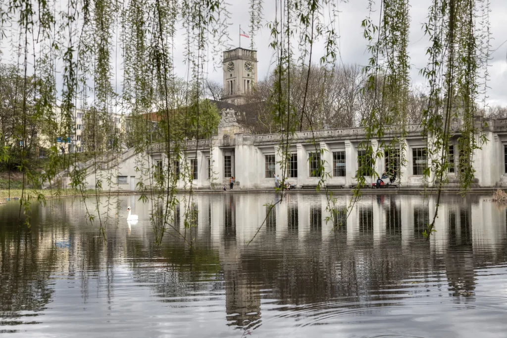 Der Rudolph-Wilde-Park ist ein Schauplatz von der Babylon Berlin Führung