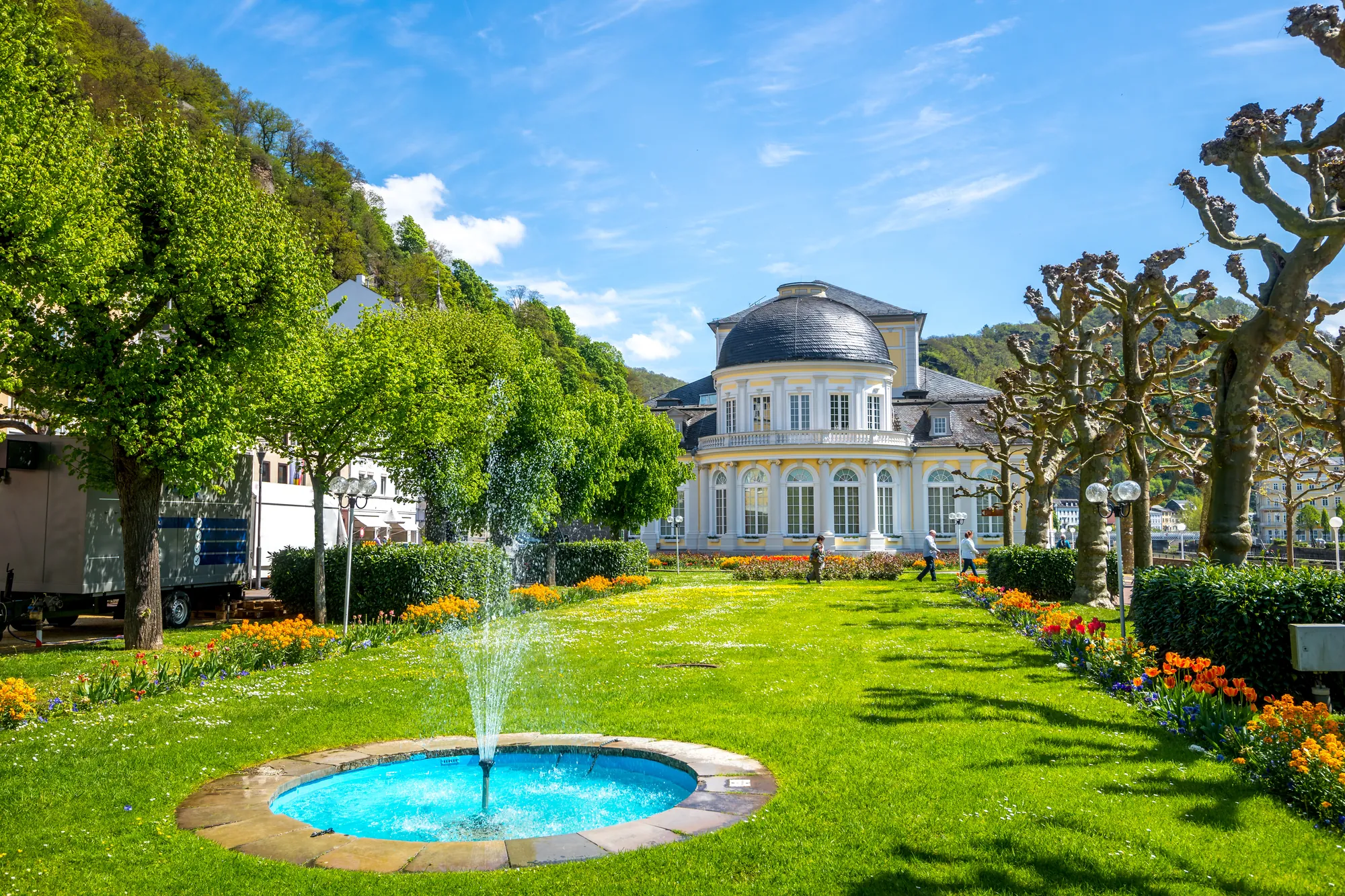 Bad Ems und sein schöner Kurpark im Frühling mit Blick auf das Kurtheater