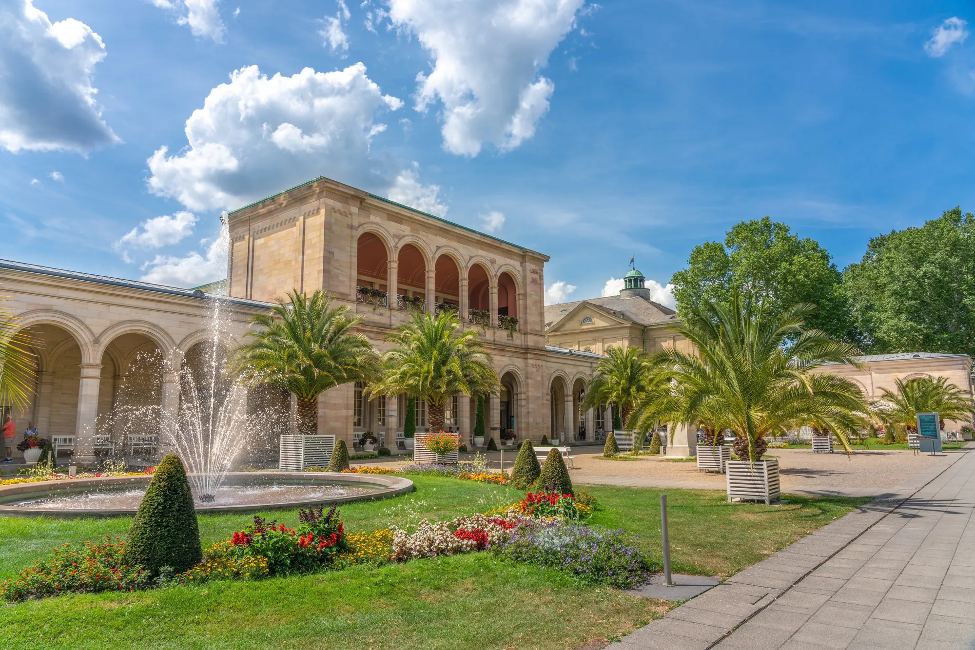 Arkadenbau und Kurgarten in Bad Kissingen und Springbrunnen