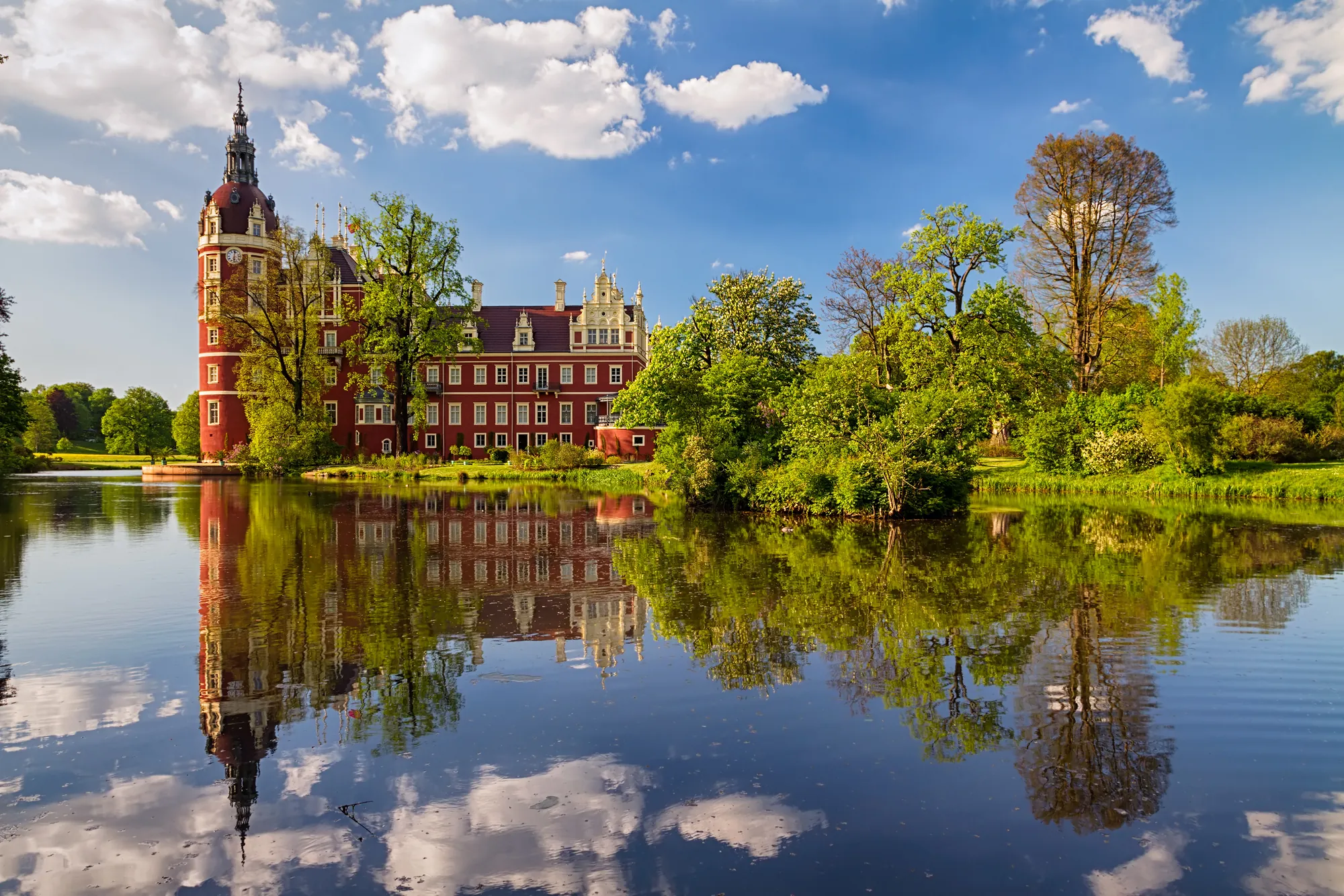 Fürst-Pückler Park in Bad Muskau mit See rötlichen Schloss Muskau