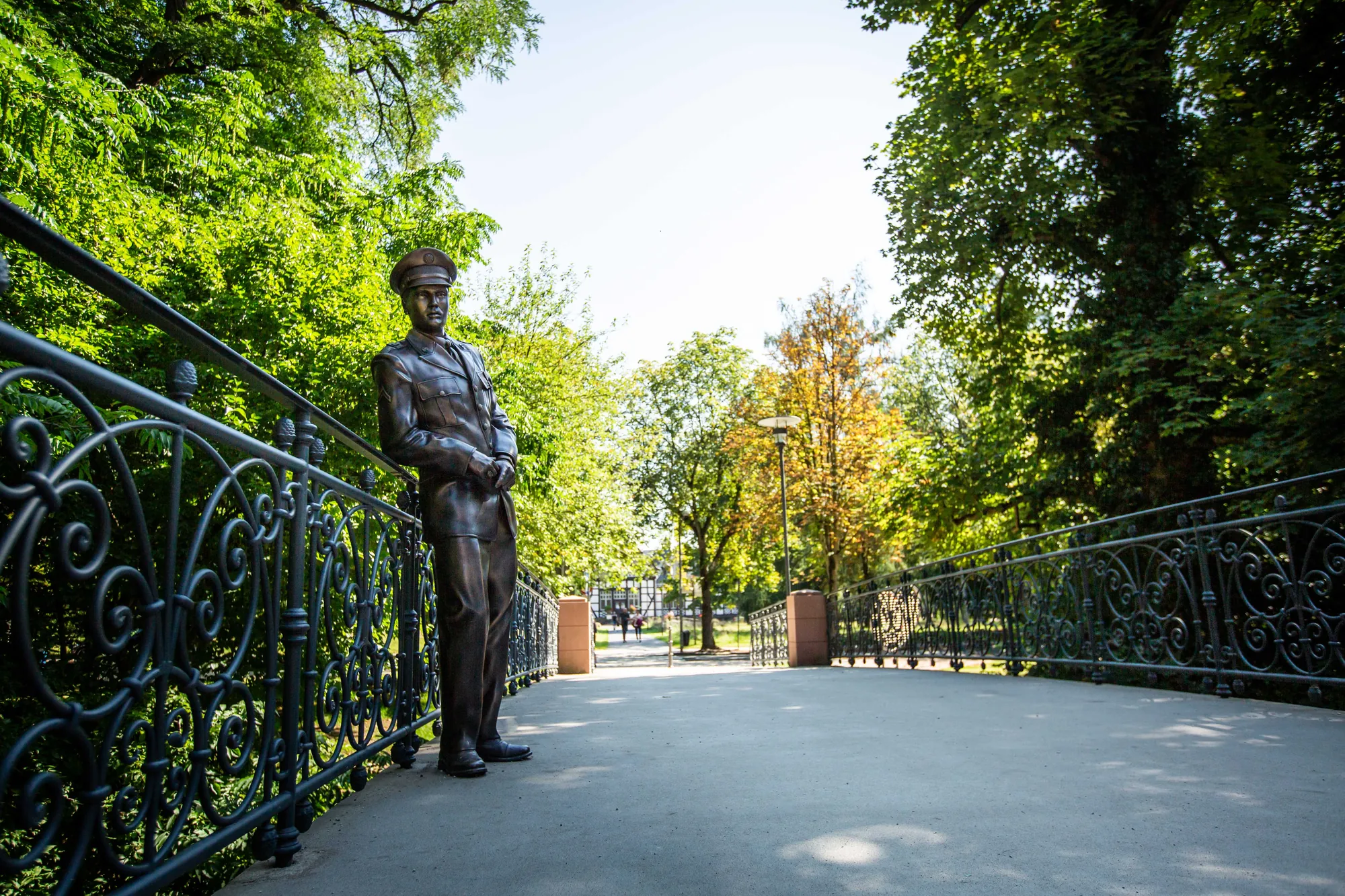 Elvisstatue in Bronze auf der Usabrücke in Bad Nauheim