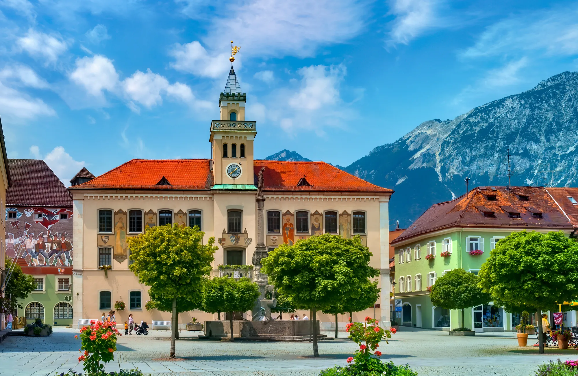 Rathaus von Bad Reichenhall im Hintergrund die Alpen