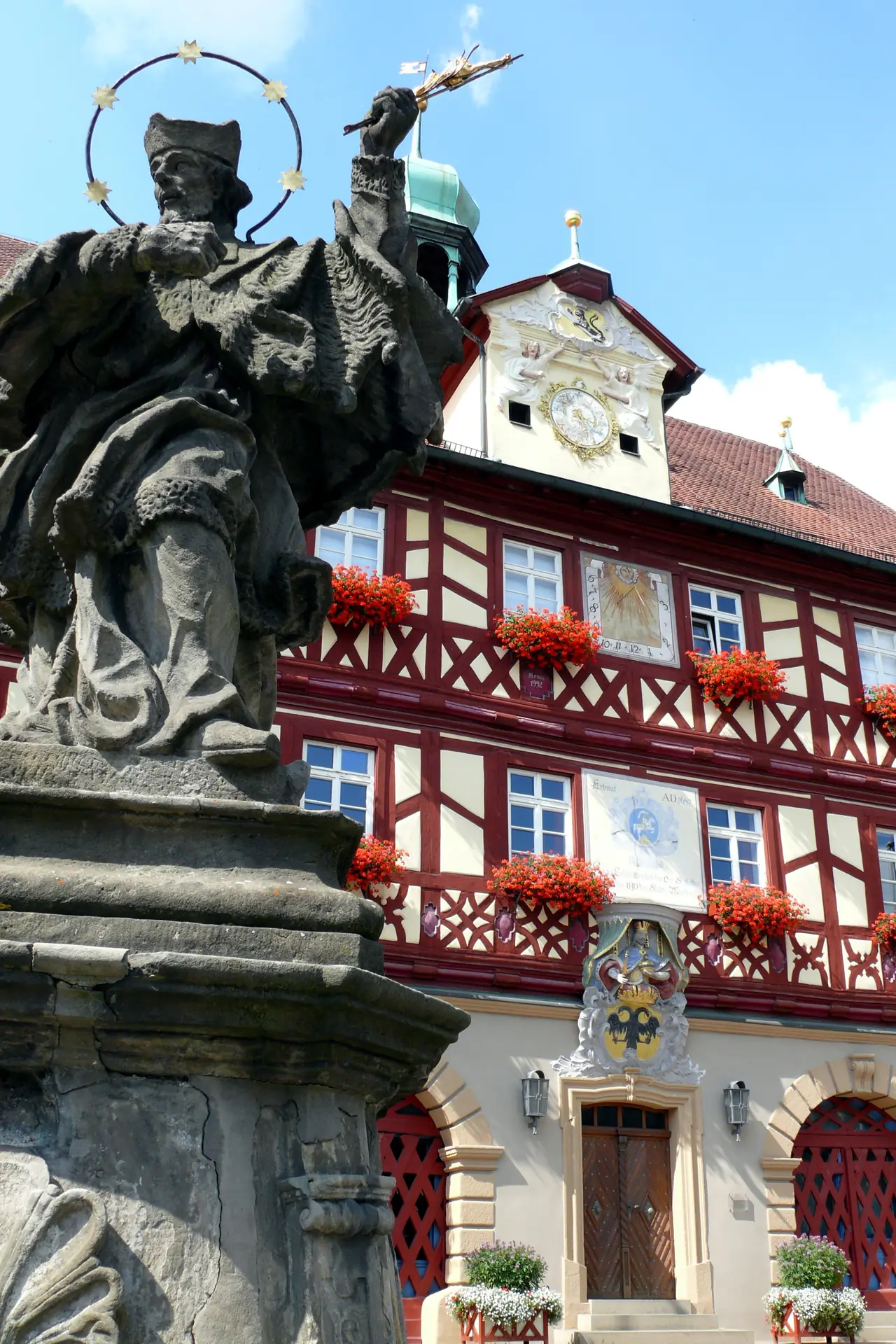 Nahaufnahme der Johannes Nepomuk Statue vor dem Fachwerk-Rathaus in Bad Staffelstein