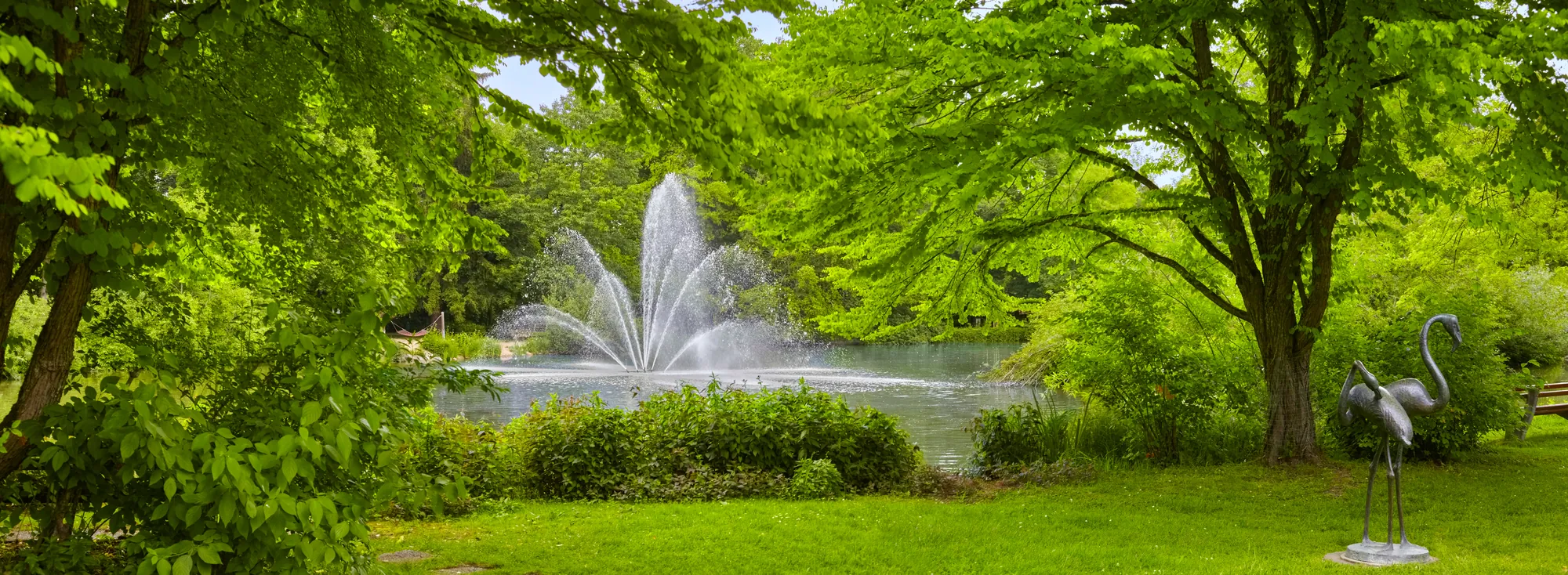 Kurpark in Bad Wörishofen mit Springbrunnen und Flamingoskulptur