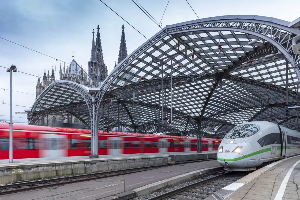 Köln Hbf - ICE 3 und Regio bei Bahn und Hotel