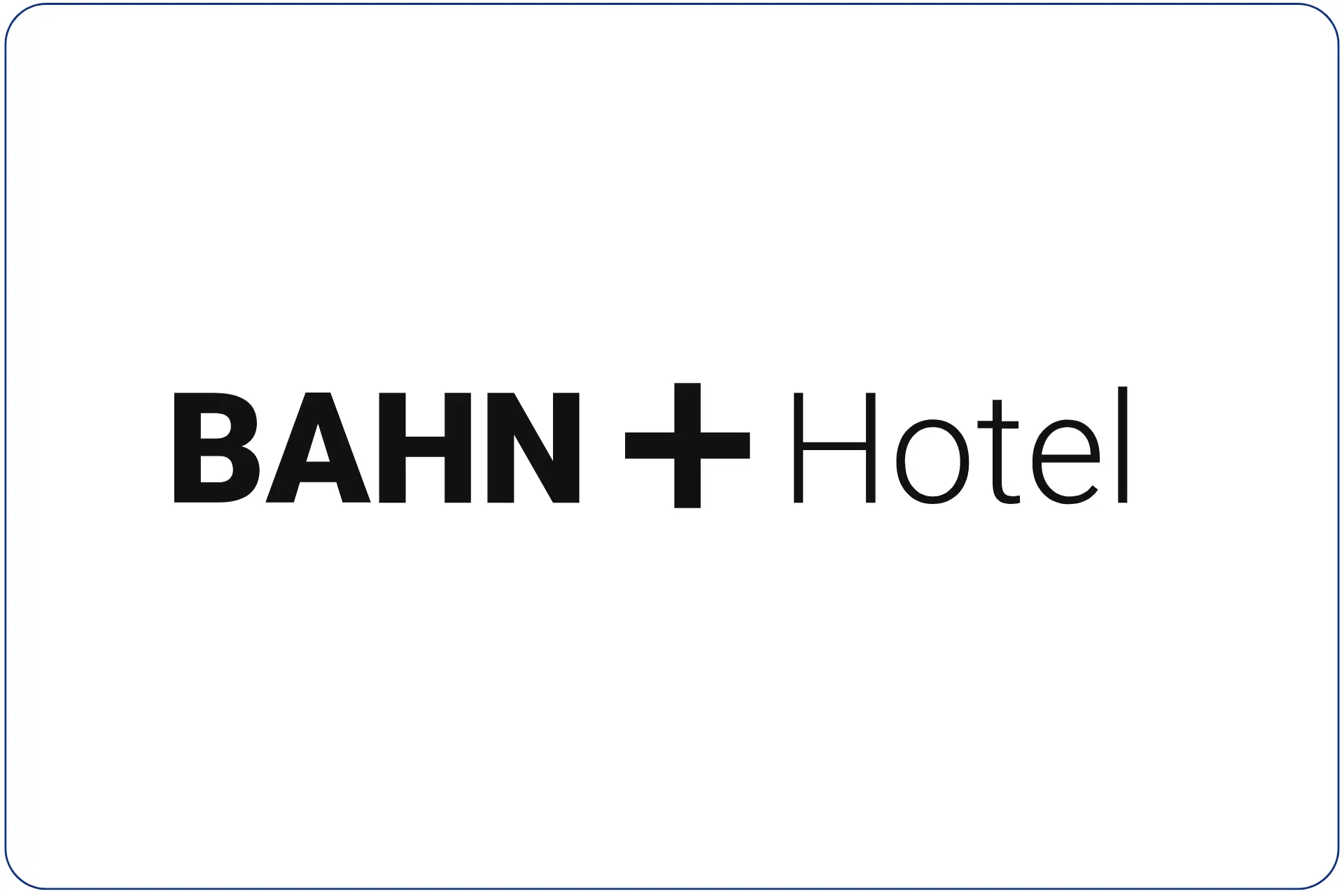 Bahn + Hotel, Logo mit schwarzer Schrift auf weißem Grund mit dunkelblauer umrahmender Linie