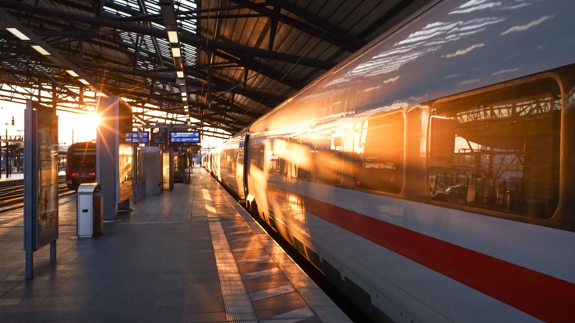 Ein Zug am Bahnhof während des Sonnenuntergangs