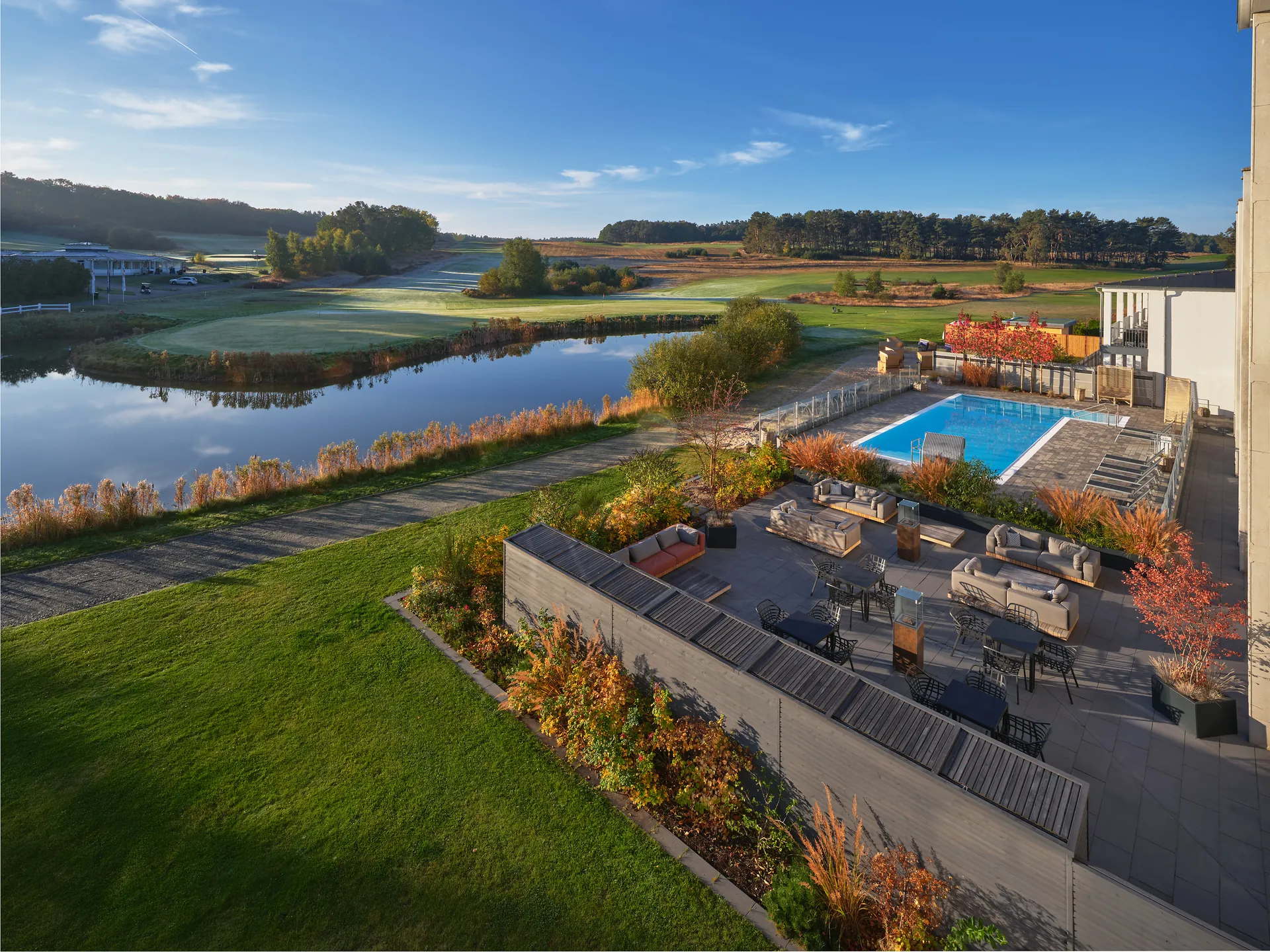 Dorint Resort Baltic Hills Usedom, Blick auf Batrerrasse und Pool