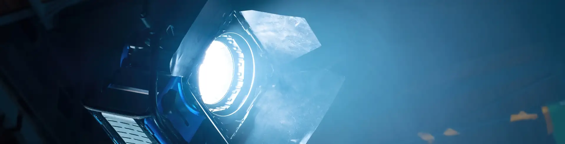 Professionelles Studiolicht mit intensiver Ausleuchtung