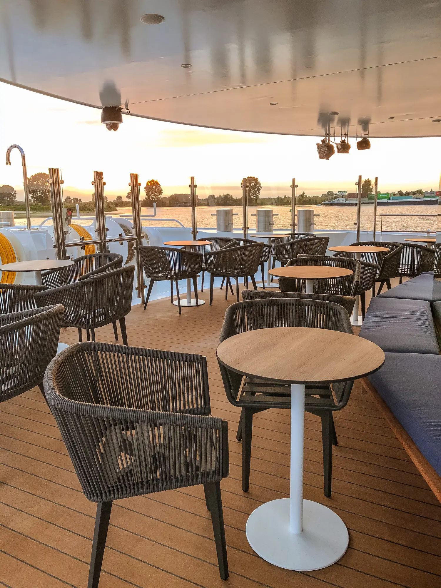 MS Lady Diletta Außenbar auf dem San Marco Deck in der Abendsonne