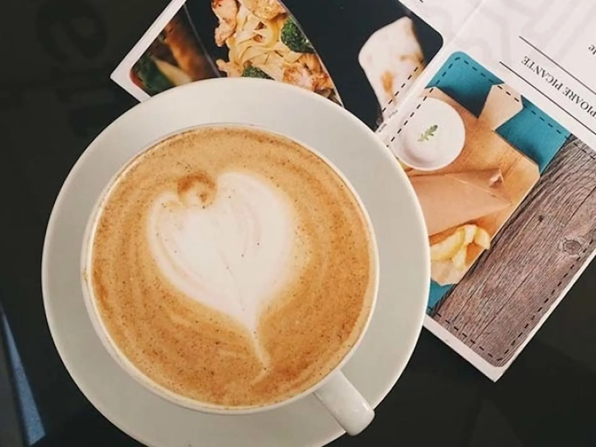 Cappuccino mit Herzmilchschaummuster