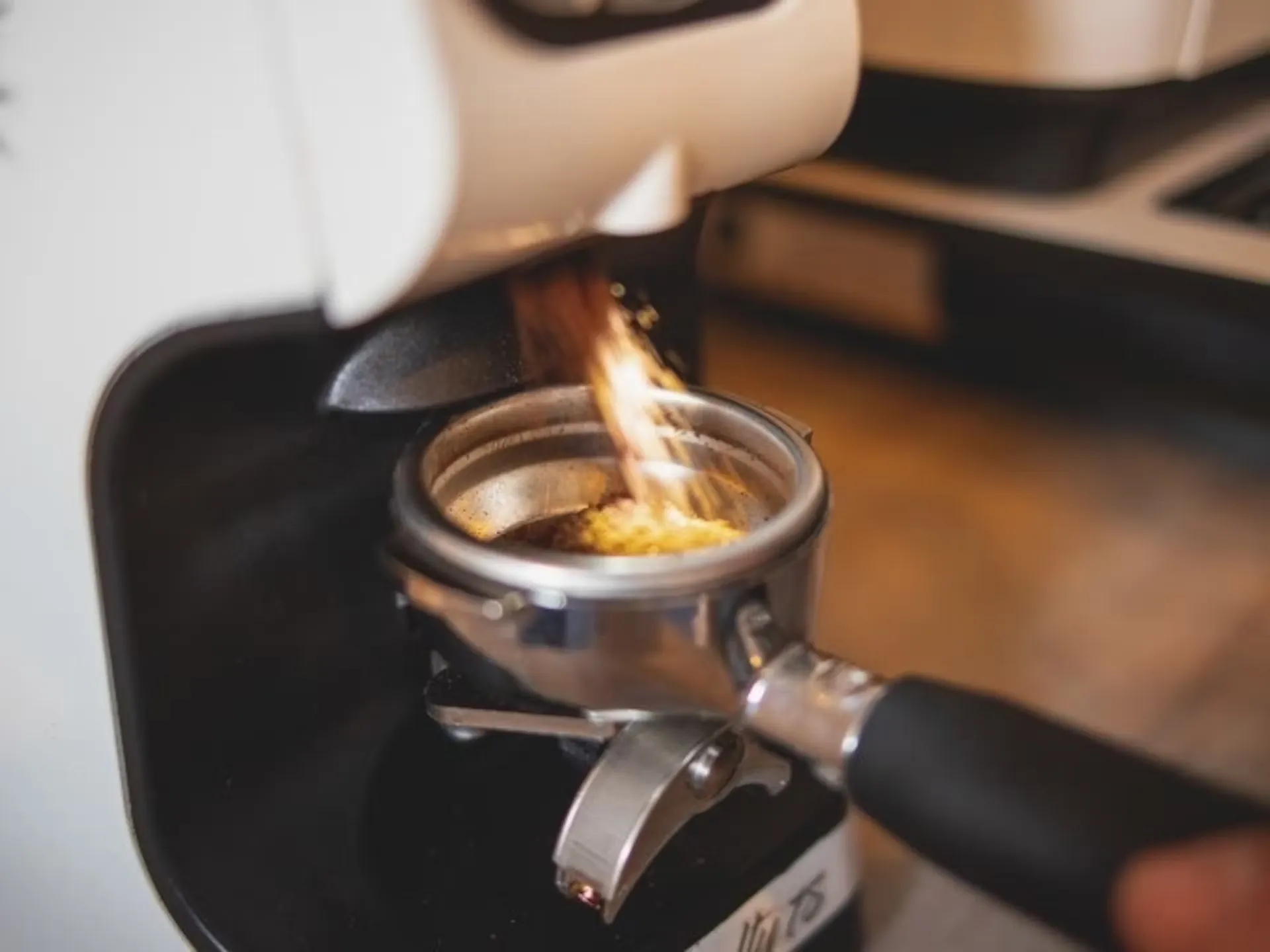 Siebträger wird mit Kaffeemehl gefüllt beim Barista-Kurs in Hamburg