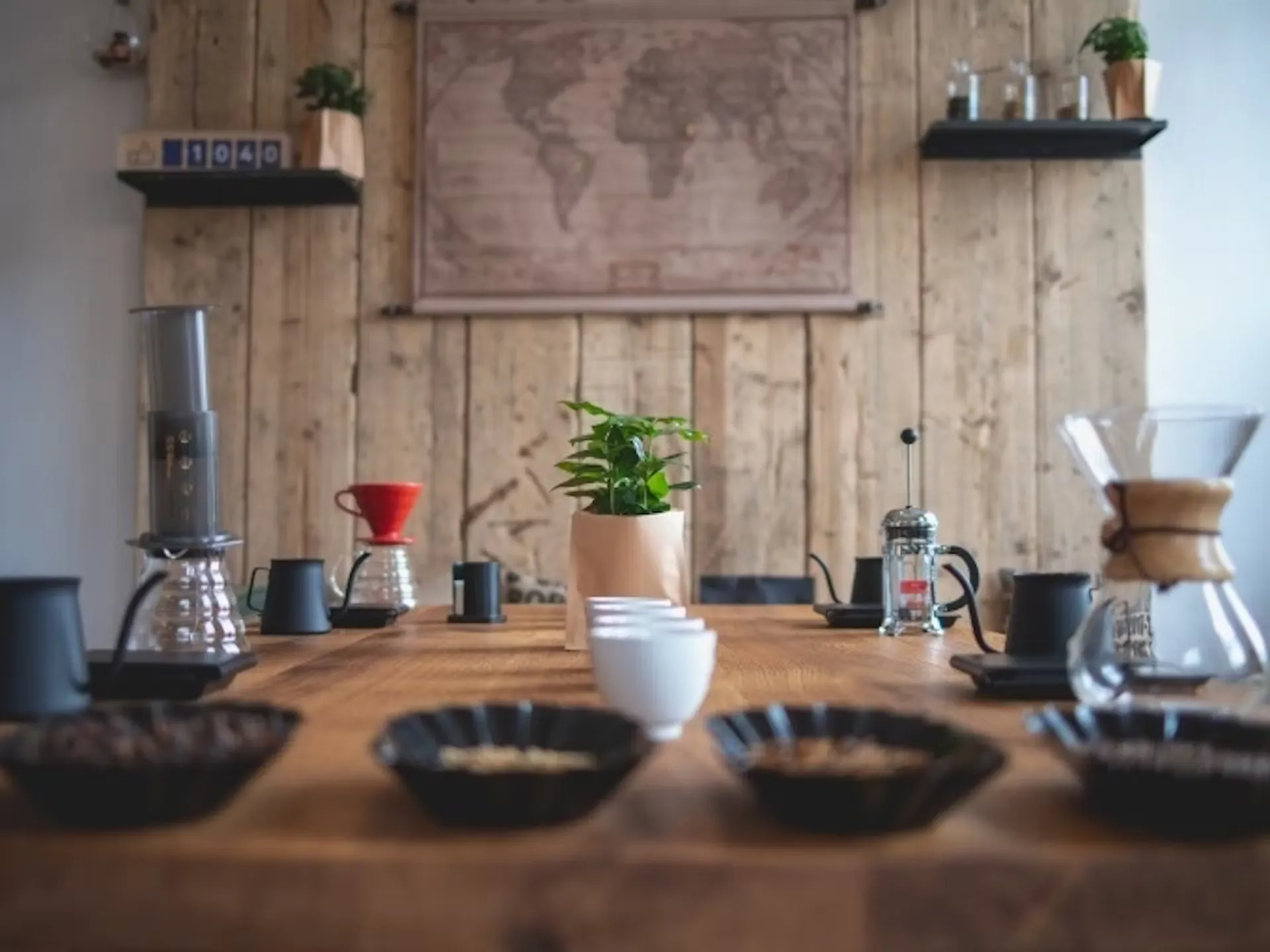 Räumlichkeiten mit unterschiedlichen Kaffeebrühsystemen auf Barista Kurs