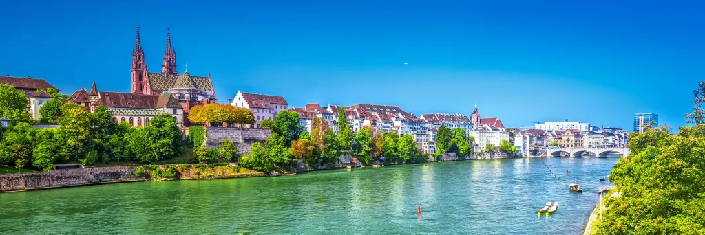 Rheinpanorama von Basel bei Sonnenschein - der Rhein schimmert türkis