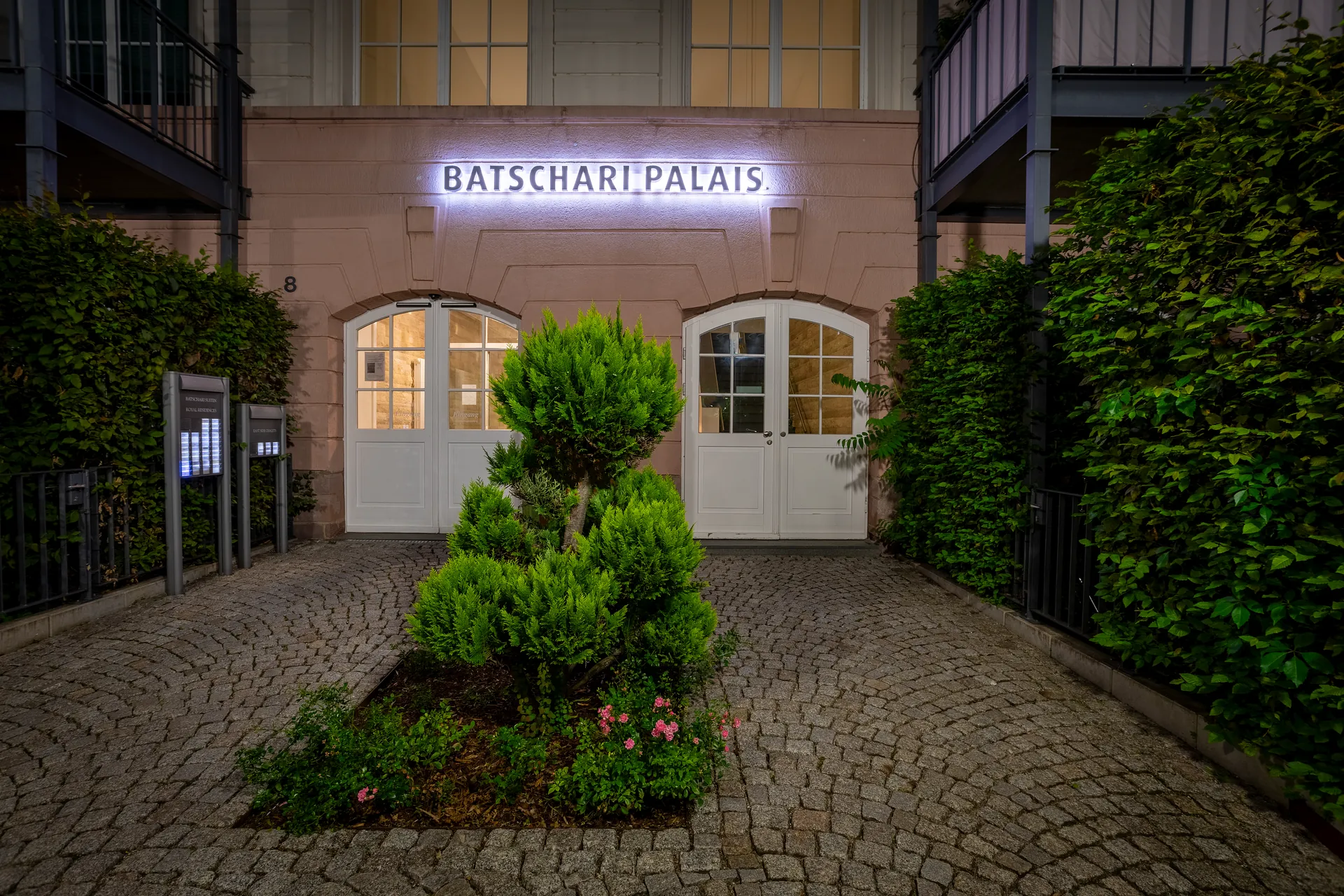 Batschari Palais Hotel Baden-Baden, Eingang am Abend