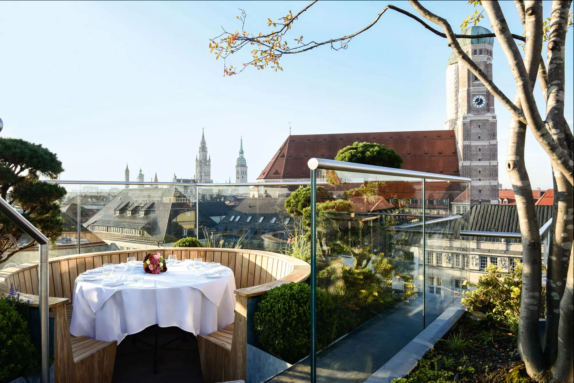 Dachterrasse im Hotel Bayerischer Hof mit Blick auf die Marienkirchen