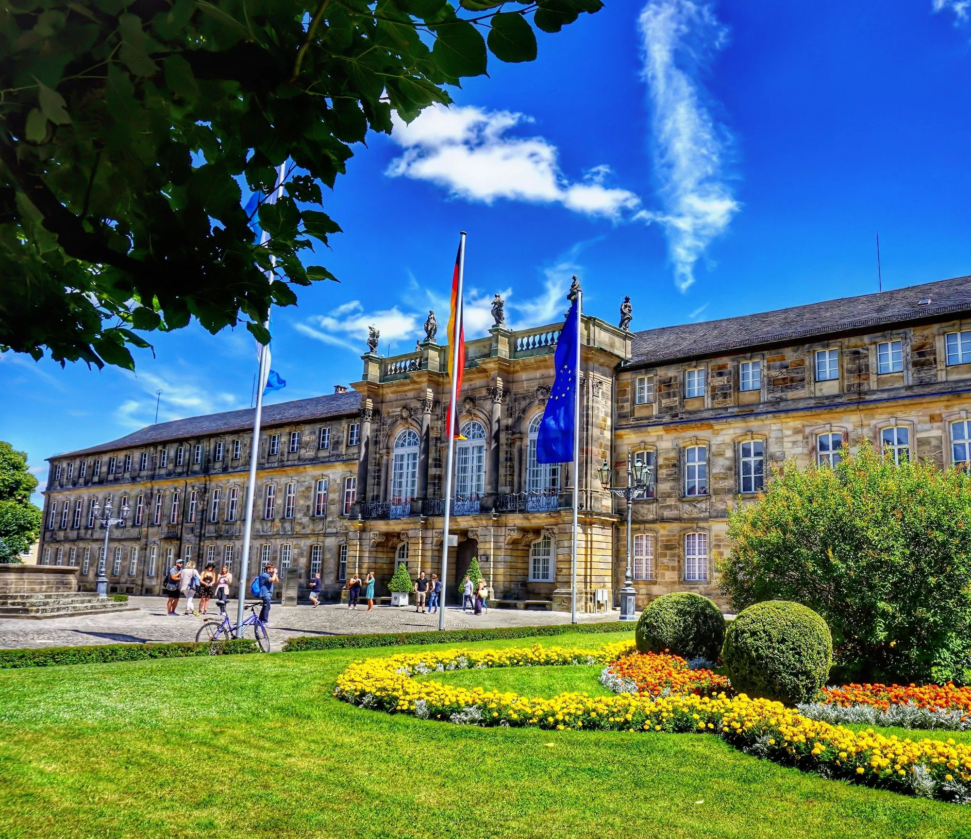 Neues Schloss Bayreuth mit Fahnen