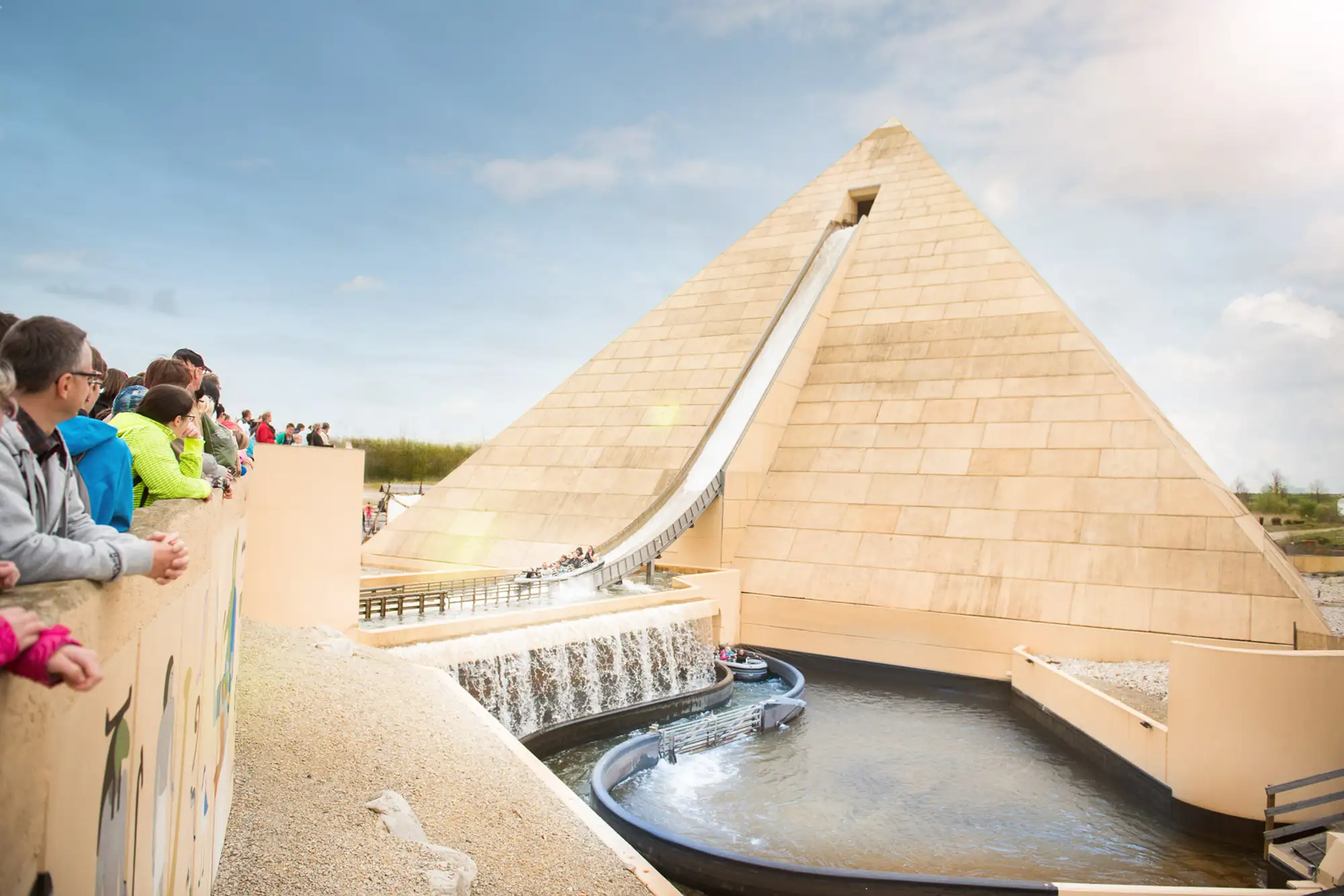 Belantis Leipzig - Pyramide mit Wasserbahn Fluch des Pharao und Menschen die zusehen