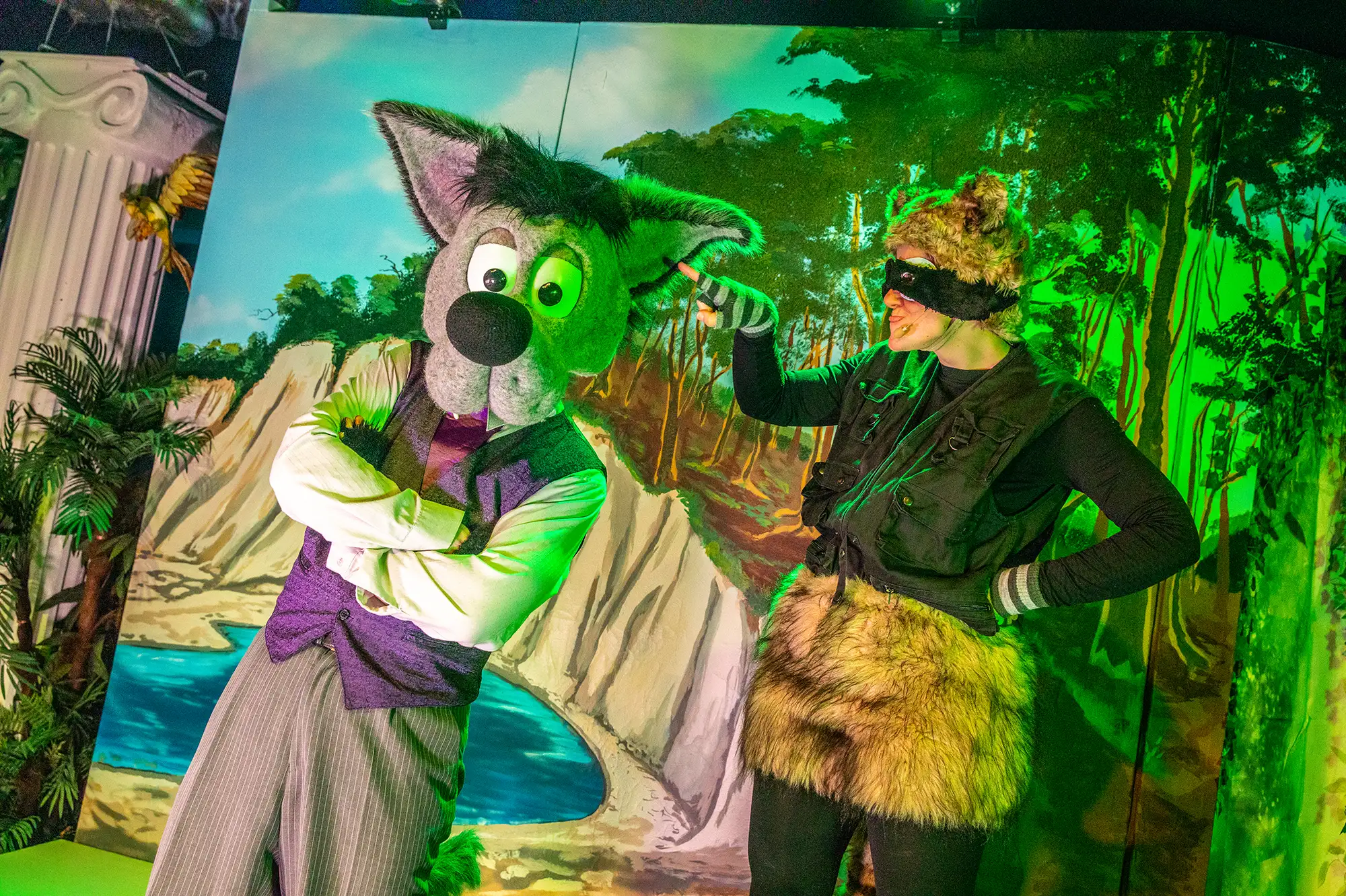 Belantis Leipzig - Show Konferenz der Tiere mit Menschen in Verkleidung auf einer Bühne mit einem bunt bemalten Hintergrund