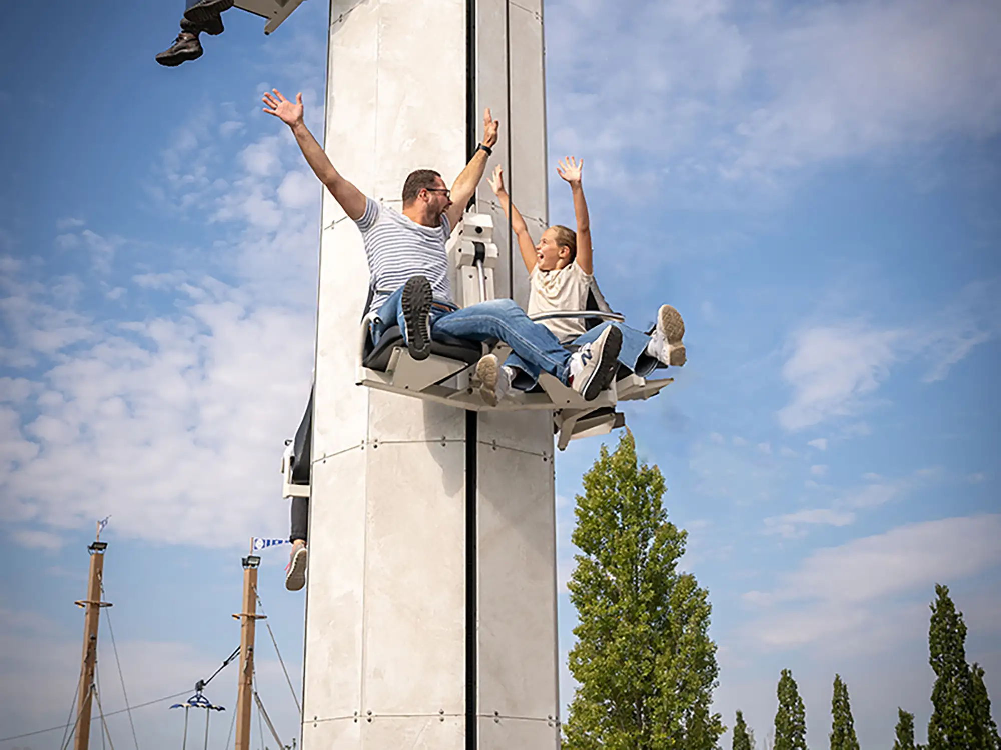 Belantis Leipzig - Mann und Kind fahren auf der Säule der Athene nach unten mit Armen in der Luft