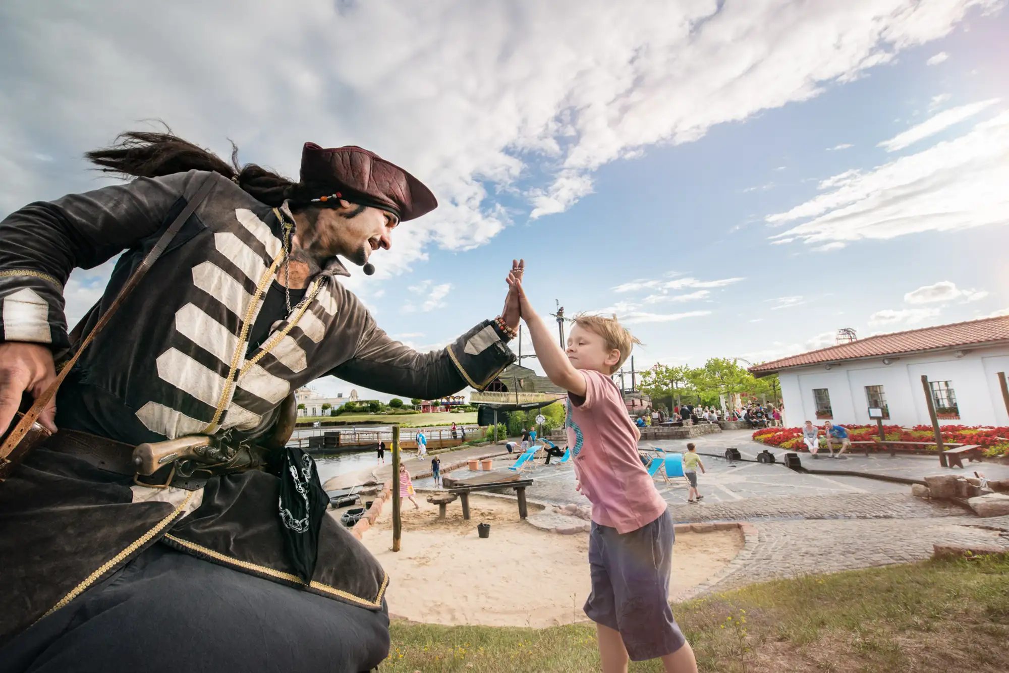 Belantis Leipzig - Pirat gibt einem Kind ein High Five auf einem Spielplatz