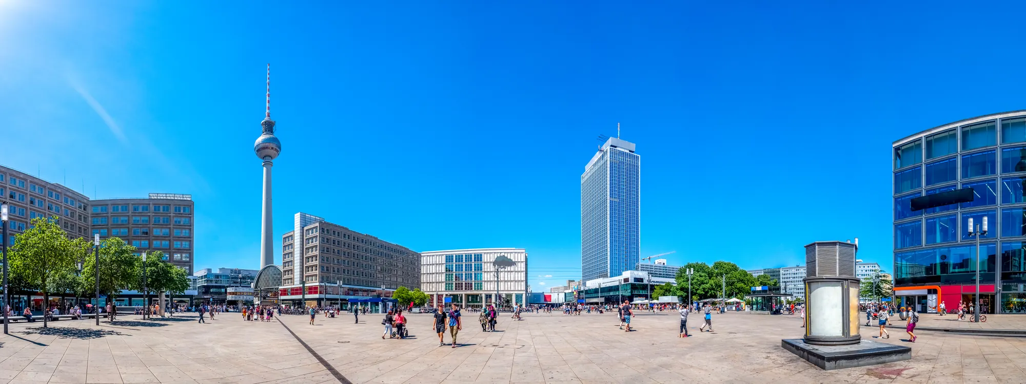 Alexanderplatz in Berlin im Sommer