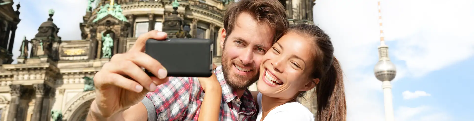 Zwei Personen machen Selfie vor dem Berliner Dom und dem Fernsehturm