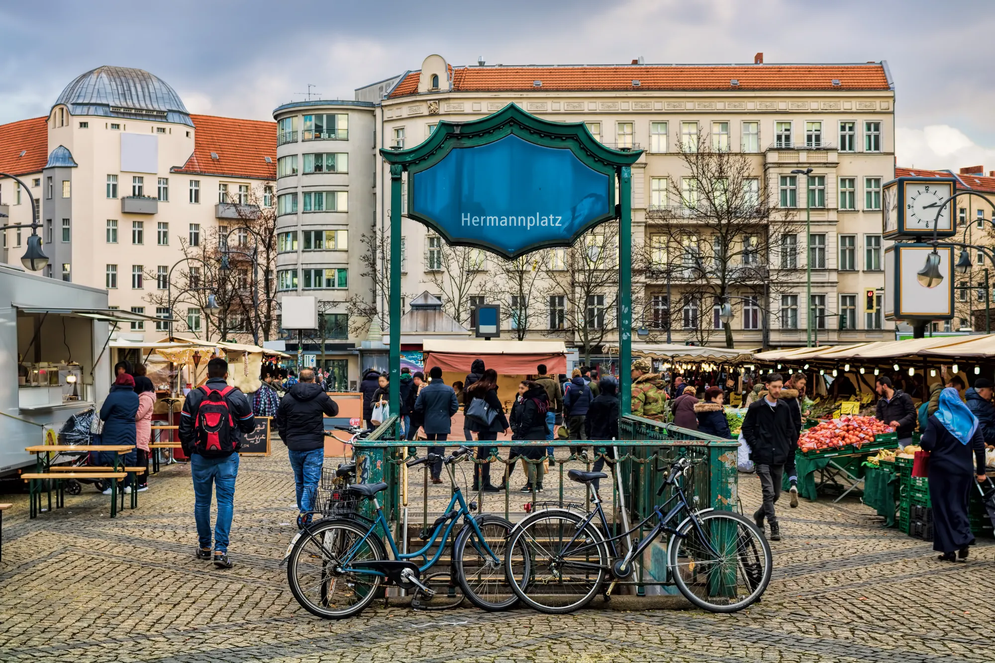 Der Hermannplatz in Berlin-Neukölln und der Zugang zur U-Bahn