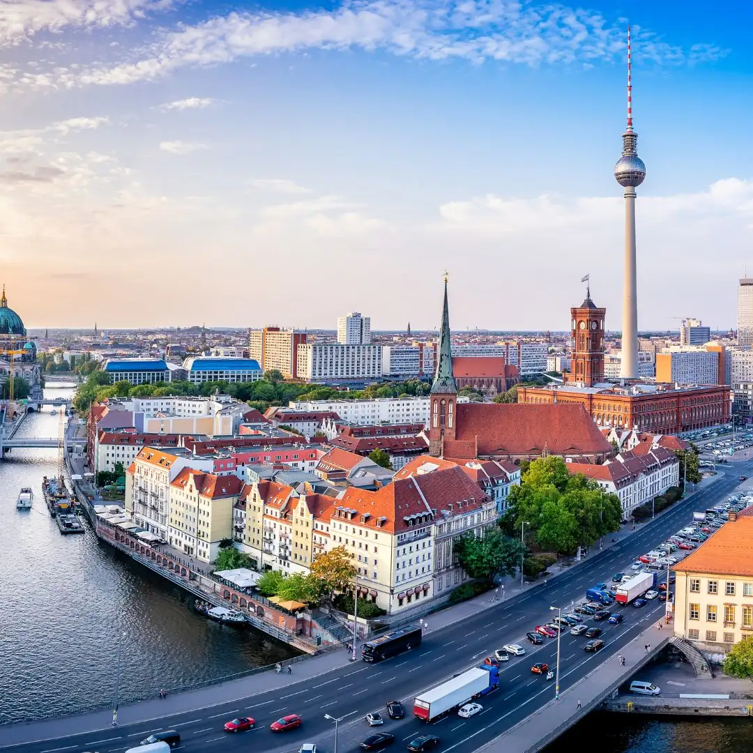 Panoramablick auf die Stadt Berlin mit Fernsehturm und Spree
