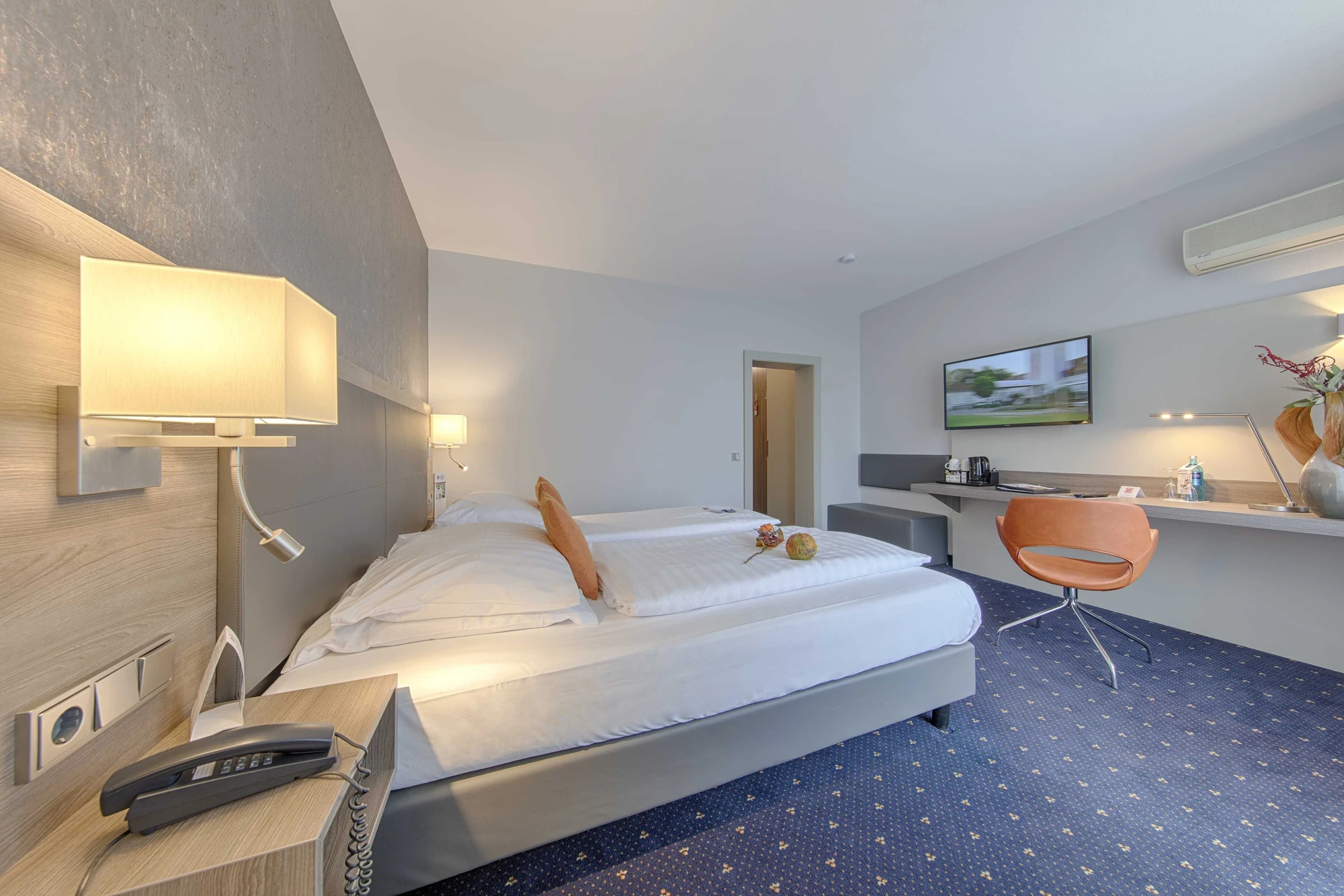 Zimmerbeispiel im Best Western Plus Hotel Steinsgarten mit Blick auf das Bett