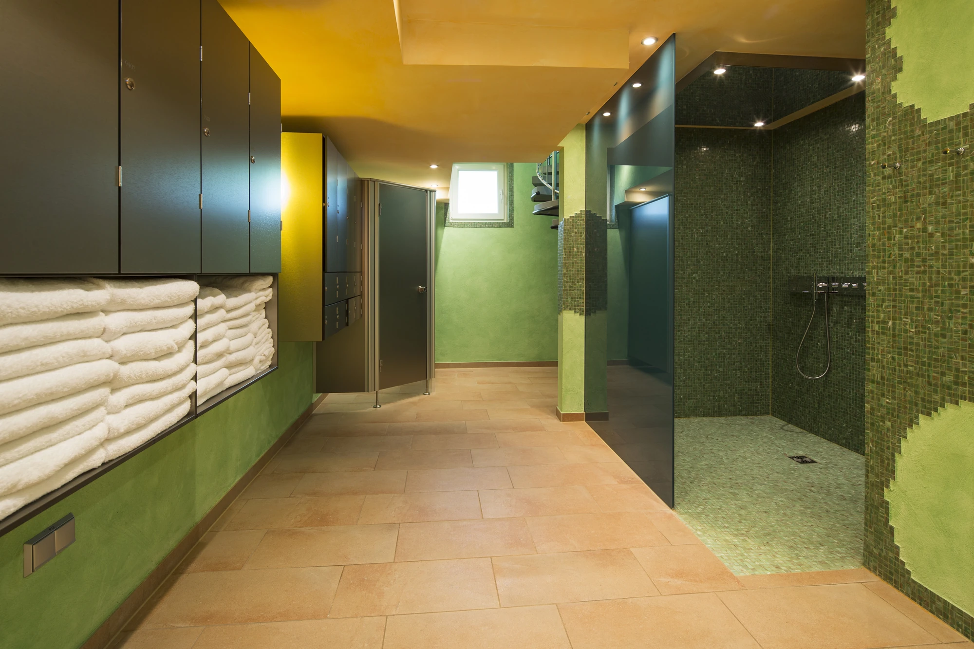 Blick in den Duschbereich im Wellnessbereich vom Best Western Plus Hotel Steinsgarten mit Handtüchern