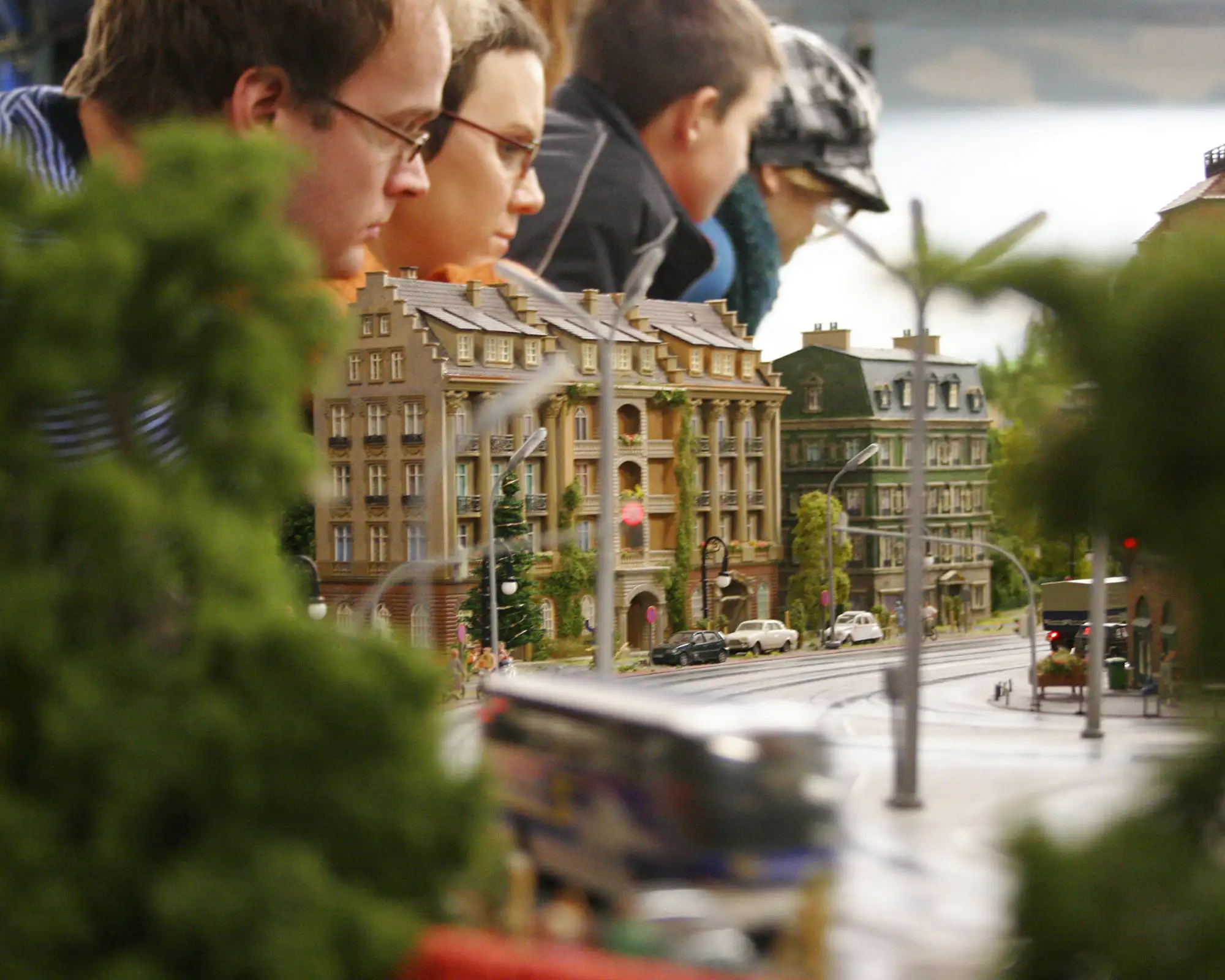 Besucher über einer Stadtlandschaft im Miniatur Wunderland Hamburg