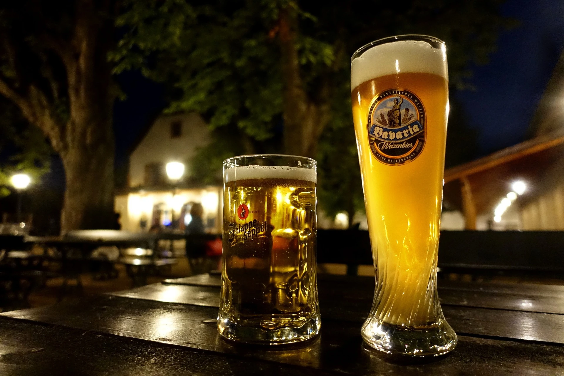 Weizenbier am Abend in gemütlicher Stimmung