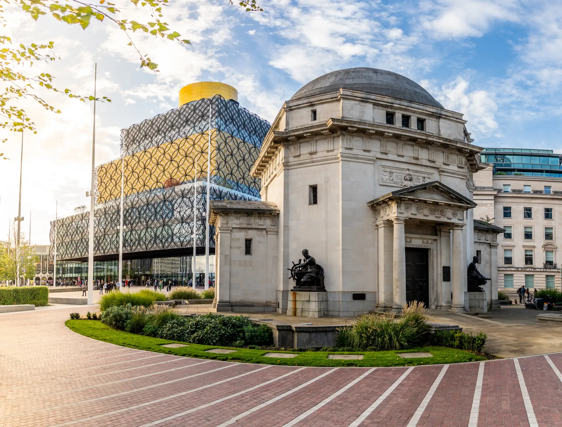 Historisches Kuppelgebäude und modernes Bibliotheksgebäude mit gelbem Turm am Centenary Square in Birmingham, England