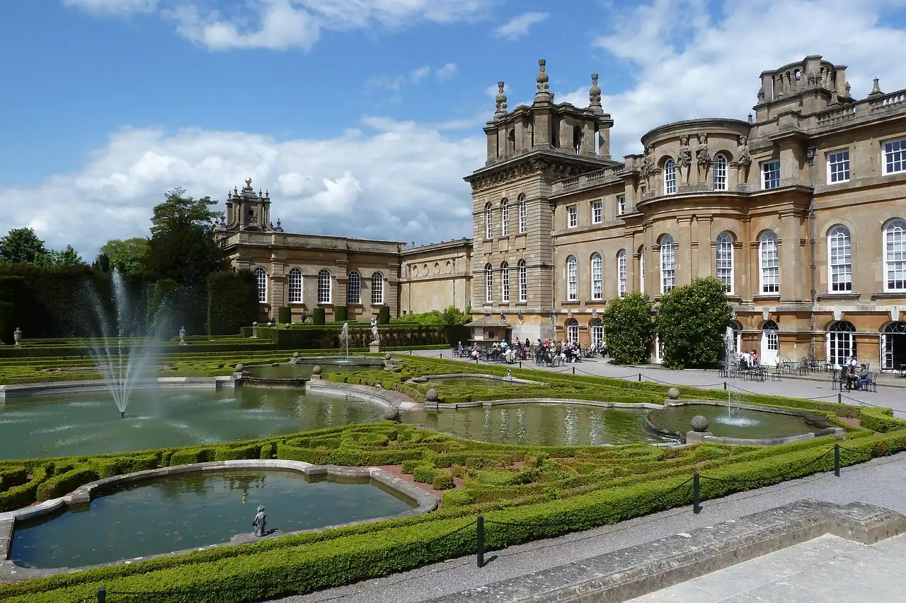Blenheim Palace seitlich mit Gärten und Besuchern