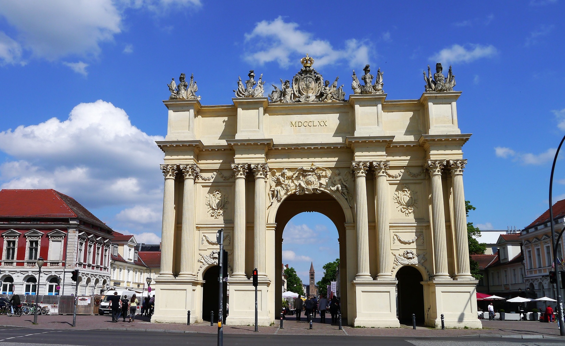 Potsdams Brandenburger Tor mit majestätischen Säulen, markanter Torbogen, detailreiche Verzierungen bei Kurzurlaub Potsdam.