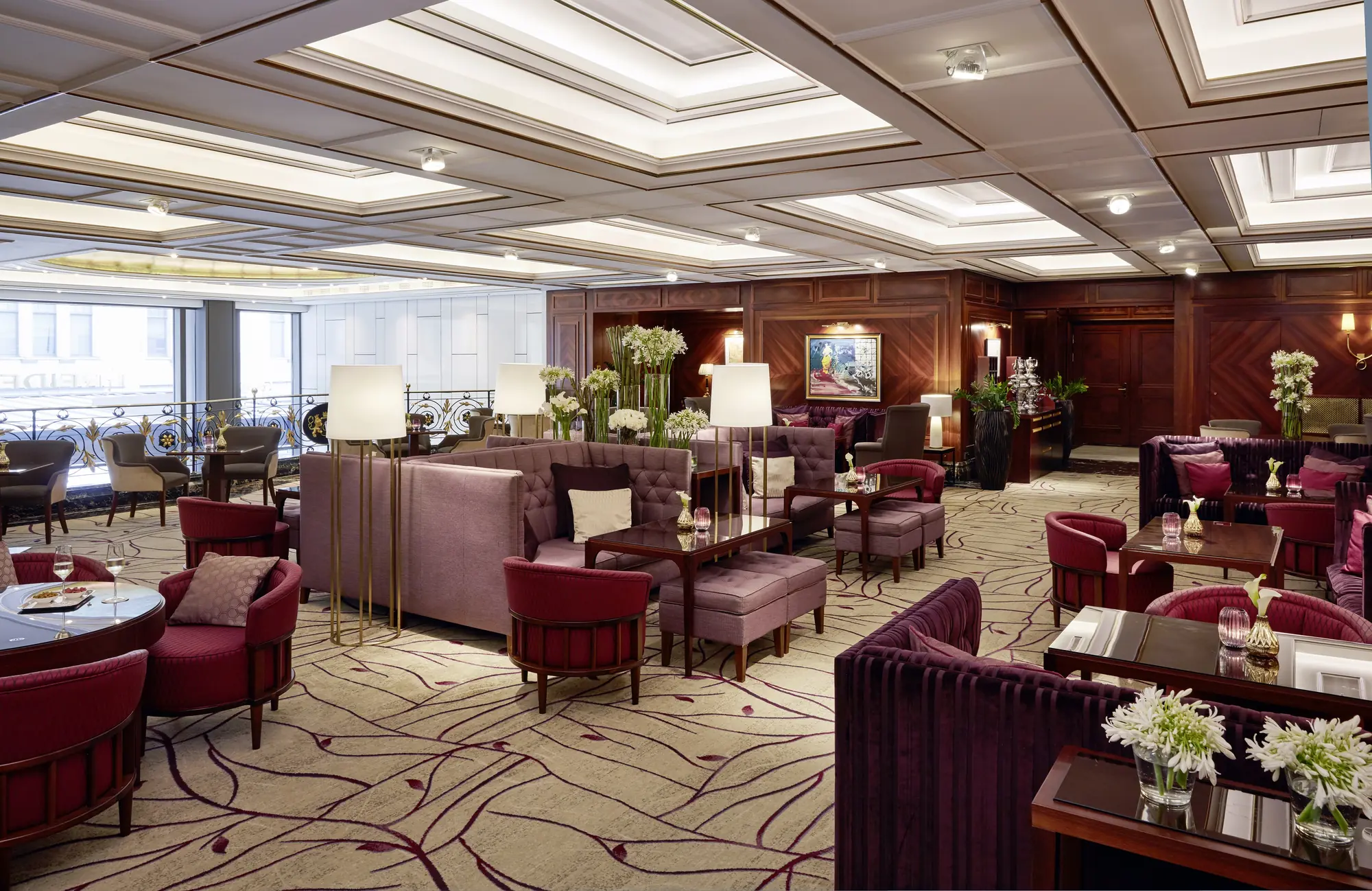 Elegante Lobby mit gemütlichen Sitzecken im Breidenbacher Hof Düsseldorf