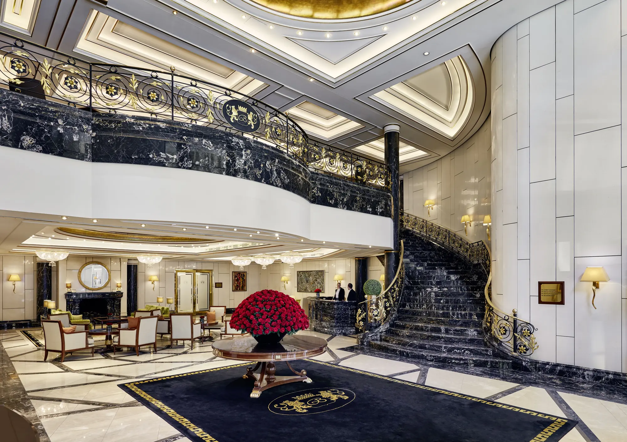 Luxuriöse Lobby mit breitem Treppenaufgang - rote Rosen schmücken ein Eingangsbereich im Breidenbacher Hof Düsseldorf