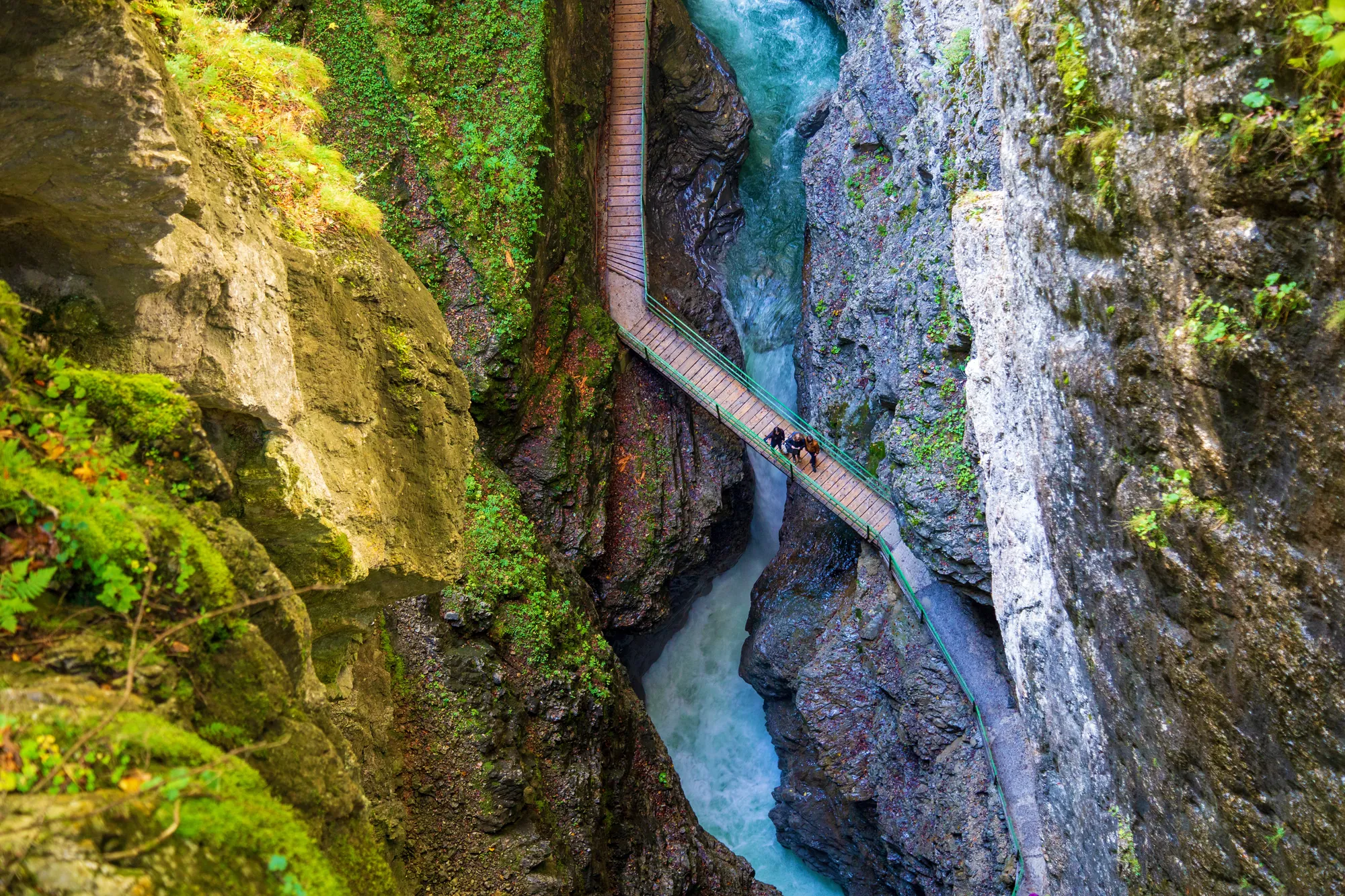 Breitachklamm im Allgäu (Brücke von oben mit Wander*innen)