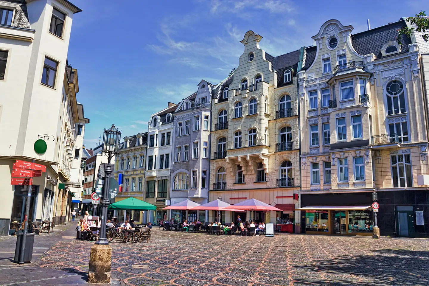 Innenstadt von Bonn mit Geschäften und Cafes
