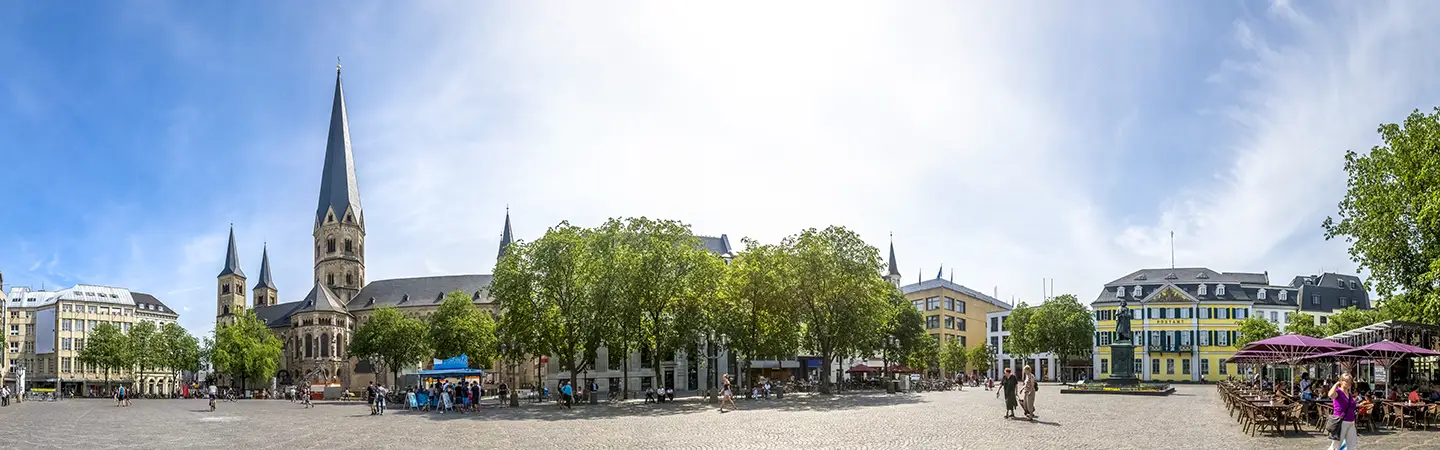 Panoramabild mit Münster, Postamt und Beethovendenkmal in Bonn im Sommer