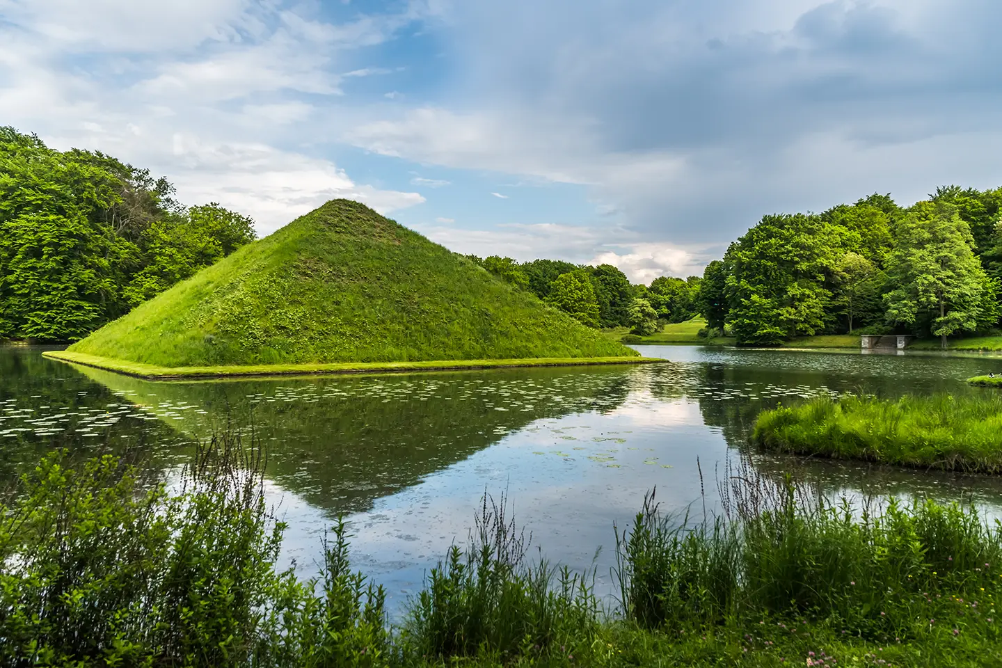 Pyramidenförmiger Hügel im See, entdecket im Branitzer Park bei einer Reise mit Hotel in Cottbus