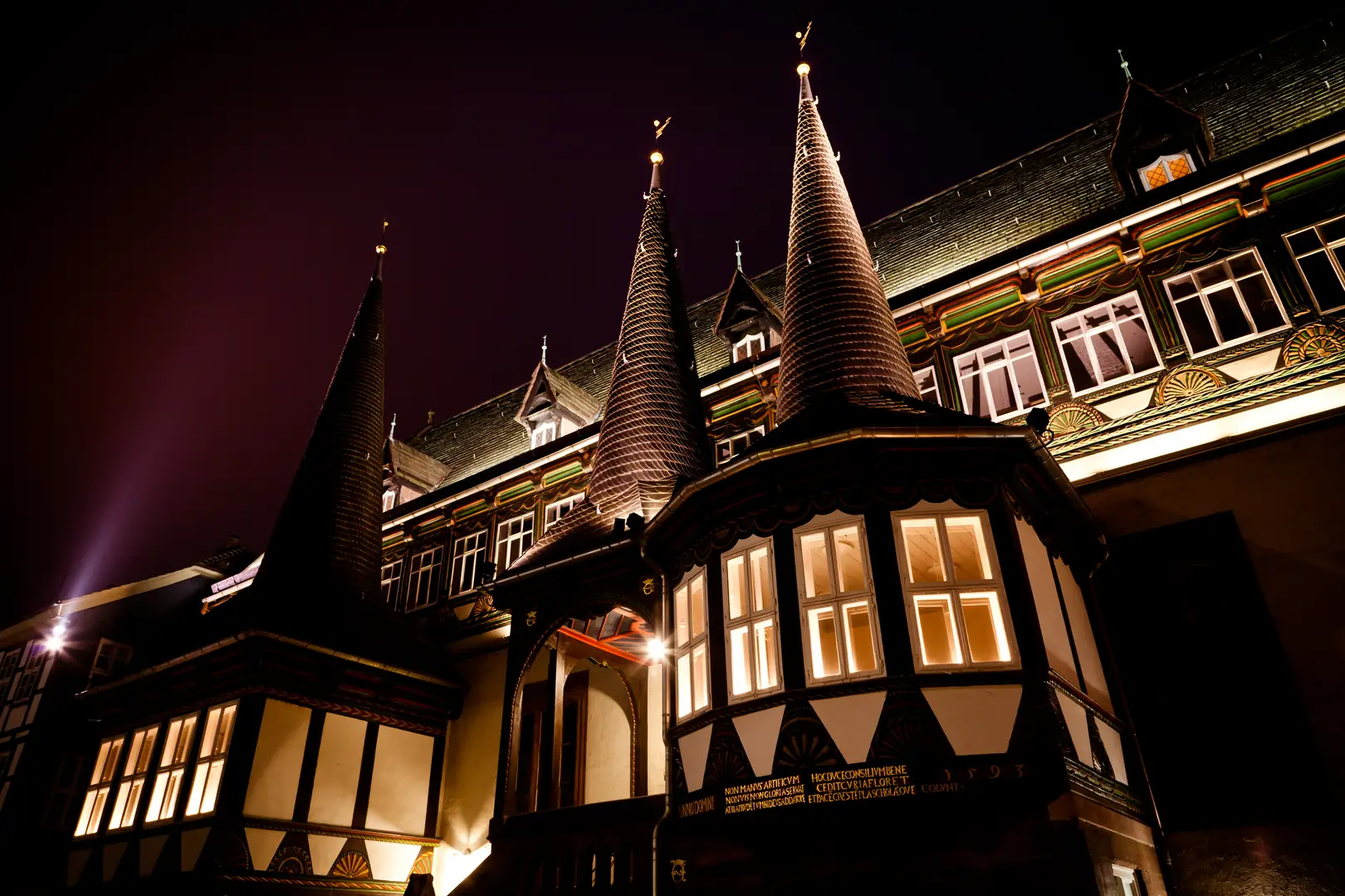 Altes Rathaus bei Nacht mit spitzen Giebeln beim Besuch mit Hotel Einbeck