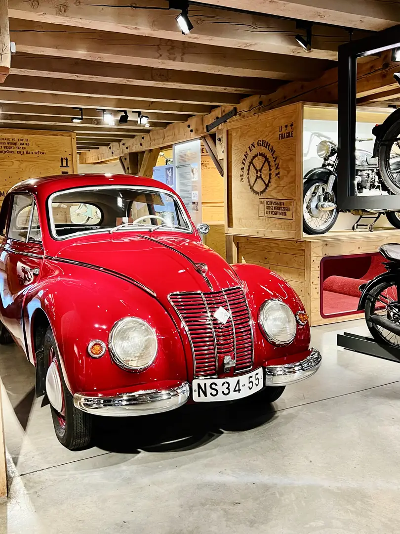 roter Oldtimer im PS. Speicher beim Besuch mit Hotel in Einbeck