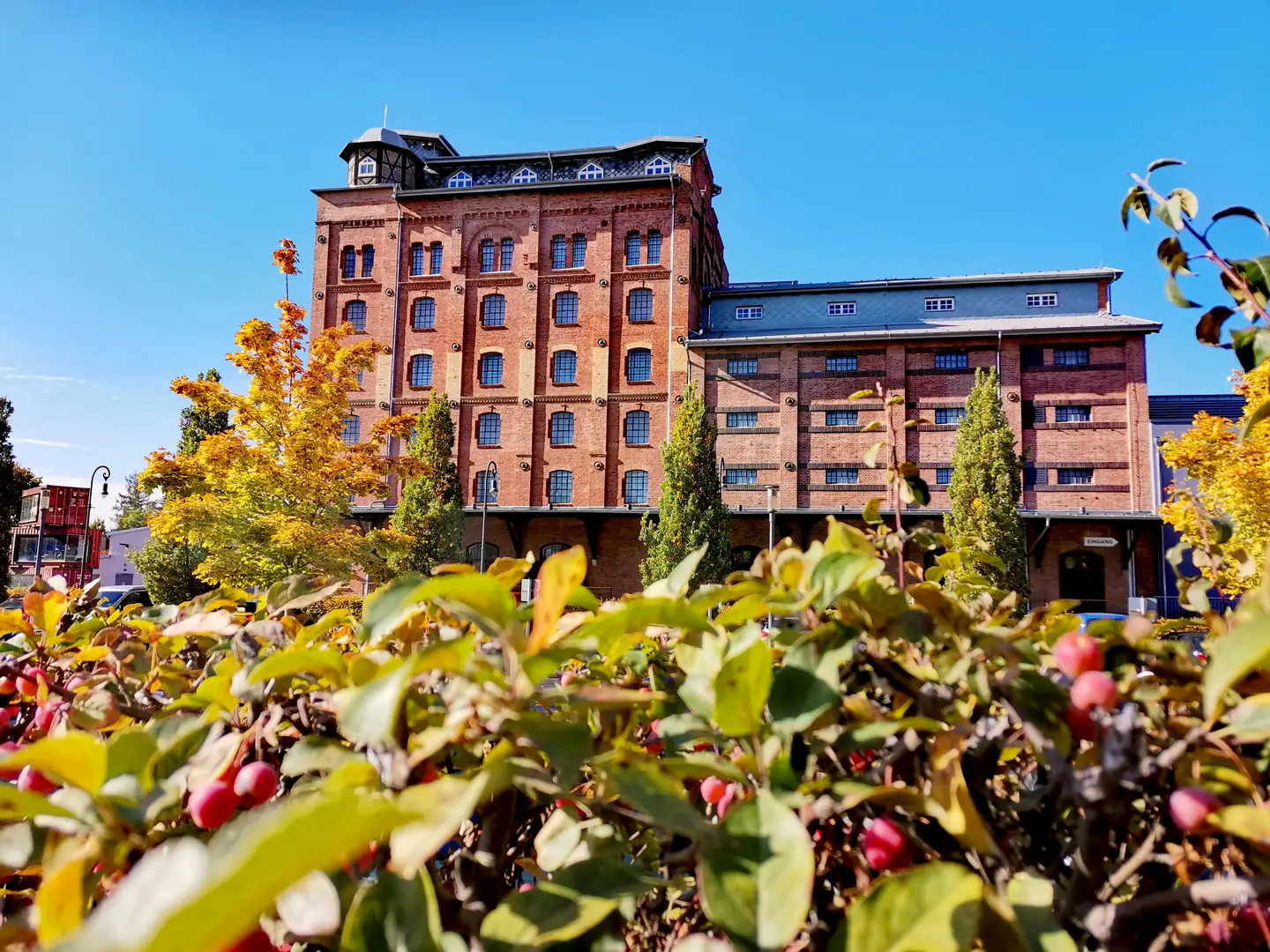 PS Speicher in Einbeck, ein mehrgeschossiger Ziegelsteinbau in Sonne