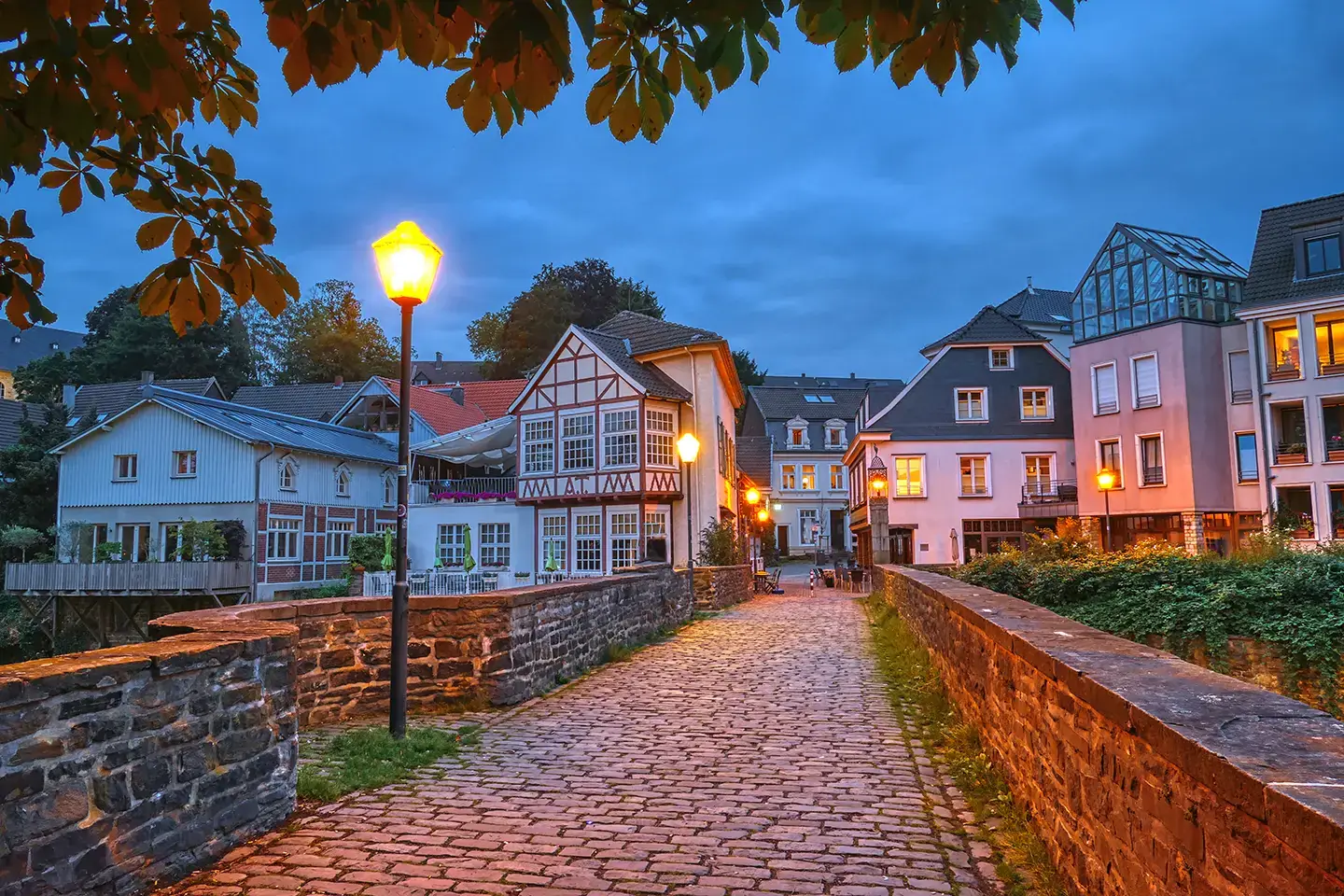 historische Brücke zur Altstadt von Essen in der Abenddämmerung