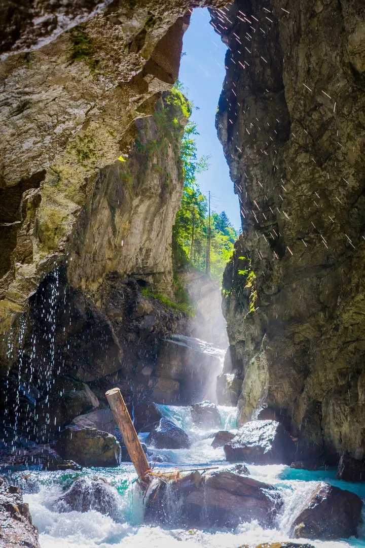 Blick zwischen die Felsen bei der Partnachklamm beim Kurzurlaub Garmisch Partenkirchen