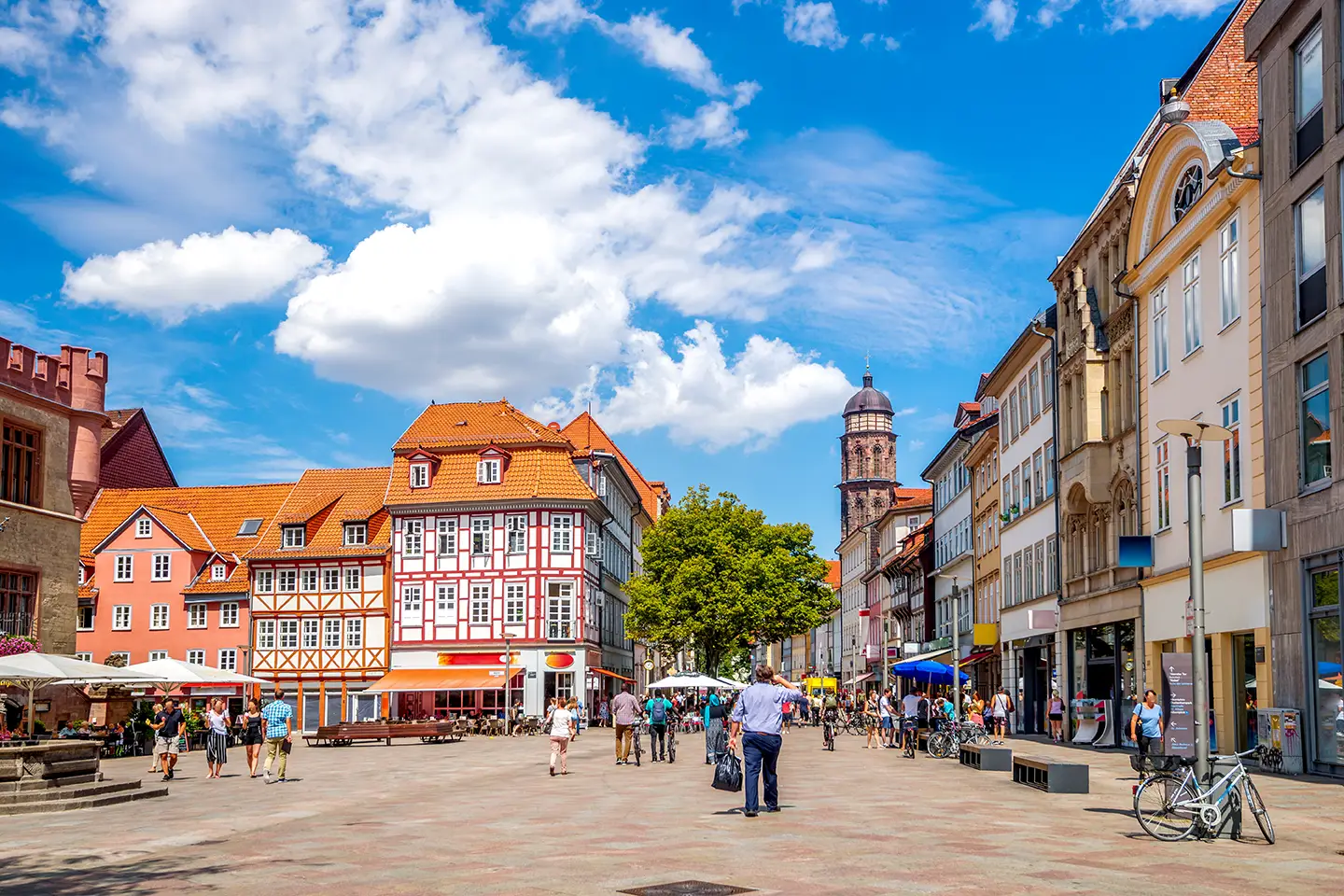 Marktplatz mit Gänselieselbrunnen bei Sonnenschein bei Besuch mit Hotel in Göttingen